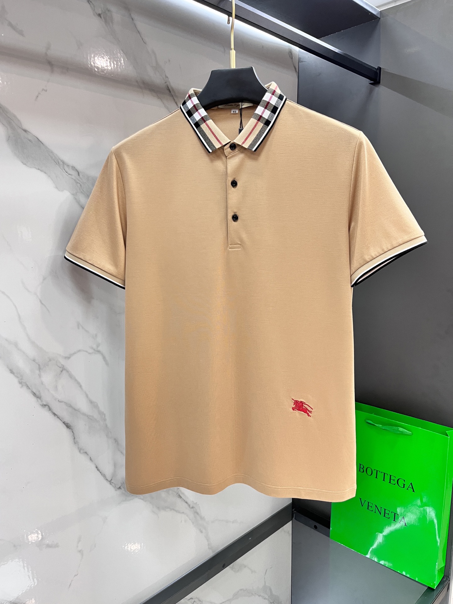 NO:432385,Burberry 2025 new high-end business polo white-collar workers are a must-have item for individuals in the unit!  Casual business lapel short sleeves, technological fabric, great body feel, smooth texture and great texture!  Good elasticity, no sense of restraint, the fabric has its own breathable mesh, moisture absorption and sweating, quick drying and keeping it dry, small lapel placket-breasted design, showing a straight posture, not soft pedal, simple style, can be used for business and leisure, highly recommended!  Simple, generous, clean and neat, elegant and gentlemanly. The key is the fabric, the key is to quality control, the feel is extremely delicate and smooth, the fabric has a good gloss and upper body skeleton feel, so you can greet mature and quality men's clothing!  Sweat in summer and dry in seconds, a brand new experience Business commuting and leisure …………………………………………………………………………………………………………………………………………………………………………………………………………………………………………………………………………………………………………………………………………………………………………………………………………………………………………………………………………………………………………………………………………………………………………………………………………………………………………………………………………………………………………………………………………………………………………………………………………………………………………………………………………………………………………………………………………………………………………………………………………………………………………………………………………………………………………………………………………………………………………………………………………………………………………………………………………………………………………………………………………………………19860909巴宝莉 2025新款高端商务polo 白领 单位人士必入单品！ 休闲商务翻领短袖,科技面料,体感非常棒,手感顺滑质感很棒！弹性好,无任何束缚感,面料自带透气网孔,吸湿排汗,速干保持干爽,小翻领门襟排扣设计,展露挺拔姿态,不软踏,简约款式,商务休闲都可驾驭,强烈推荐！简单大方干净利落,儒雅绅士风度.高级材质,重点就是面料上,品控的必上,手感极其细腻光滑,面料光泽感和上身骨架感好,打招成熟品质男装！夏天出汗秒干,全新体验 商务通勤休闲 …………………………………………………… SizeM-XXXXL,,burberry,T-shirt,alexander wang,Men's clothing