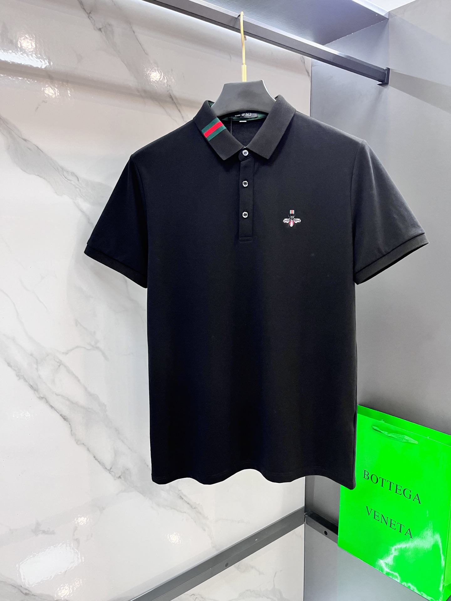 NO:432390,Gucci 2025 new high-end business polo white-collar workers are a must-have item for individuals in the unit!  Casual business lapel short sleeves, technological fabric, great body feel, smooth texture and great texture!  Good elasticity, no sense of restraint, the fabric has its own breathable mesh, moisture absorption and sweating, quick drying and keeping it dry, small lapel placket-breasted design, showing a straight posture, not soft pedal, simple style, can be used for business and leisure, highly recommended!  Simple, generous, clean and neat, elegant and gentlemanly. The key is the fabric, the key is to quality control, the feel is extremely delicate and smooth, the fabric has a good gloss and upper body skeleton feel, so you can greet mature and quality men's clothing!  Sweat in summer and dry in seconds, a brand new experience Business commuting and leisure ………………………………………………………………………………………………………………………………………………………………………………………………………………………………………………………………………………………………………………………………………………………………………………………………………………………………………………………………………………………………………………………………………………………………………………………………………………………………………………19860909Gucci 2025新款高端商务polo 白领 单位人士必入单品！ 休闲商务翻领短袖,科技面料,体感非常棒,手感顺滑质感很棒！弹性好,无任何束缚感,面料自带透气网孔,吸湿排汗,速干保持干爽,小翻领门襟排扣设计,展露挺拔姿态,不软踏,简约款式,商务休闲都可驾驭,强烈推荐！简单大方干净利落,儒雅绅士风度.高级材质,重点就是面料上,品控的必上,手感极其细腻光滑,面料光泽感和上身骨架感好,打招成熟品质男装！夏天出汗秒干,全新体验 商务通勤休闲 …………………………………………………… SizeM-XXXXL,,gucci,T-shirt,alexander wang,Men's clothing