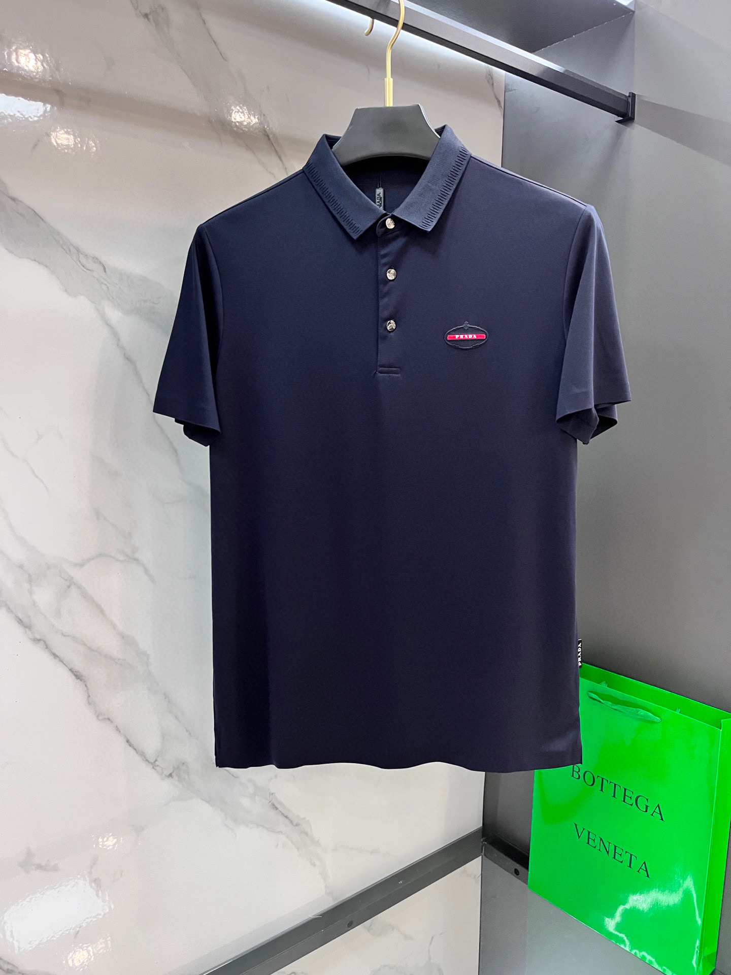 NO:432400,Prada 2025ss summer new product, men's iron-free and fast-drying business short-sleeved POLO shirt, trading company channels are rare, leading GW on sale!  Donkey summer show items, unique texture!  The fabric is silky and shiny, and has a strong drooping feeling, no matter how you ravage it, it will be smooth as before!  The fabric is customized and imported polyester fiber fabric. The fabric is wrinkle-resistant, light and easy to manage, with a thin, silky and delicate feel, and has excellent breathable, moisture-absorbing and quick-drying performance. The upper body has its own cooling effect. It is definitely the best choice in a summer wardrobe. Getting the real thing will definitely give you the desire to buy back!  The exquisite and smooth edge-covering craftsmanship can withstand the harsh scrutiny and severe tests of the masses. The basic combination of first-class style cutting is three-dimensional and upright, handsome and charming!  ………………………………………………………………………………………………………………………………………………………………………………………………………………………………………………………………………………………………………………………………………………19860909普拉达 2025ss夏季新品,男士免烫抗速干商务短袖POLO衫,贸易公司渠道稀出,领先GW发售！驴家夏季秀款单品,独特纹理！面料丝滑冰感有光泽,免烫抗皱垂感十足,不论你如何蹂躏都会顺滑如初！ 面料精选客供定制进口聚酯纤维面料制成,面料抗皱轻盈好打理,手感轻薄丝滑细腻,拥有着极佳的透气吸湿速干性能,上身自带降温功效,绝对是夏日衣橱中不二之选,实物到手绝对会让你有无限回购的渴望！精湛平顺的包边走线工艺,经得起群众苛刻的目光审视及严峻考验,基础合体的一流版型裁剪,上身立体挺拔,帅气迷人！…………………………………………………… SizeM-XXXXl,,louis vuitton,prada,louis vuitton,T-shirt,alexander wang,Men's clothing
