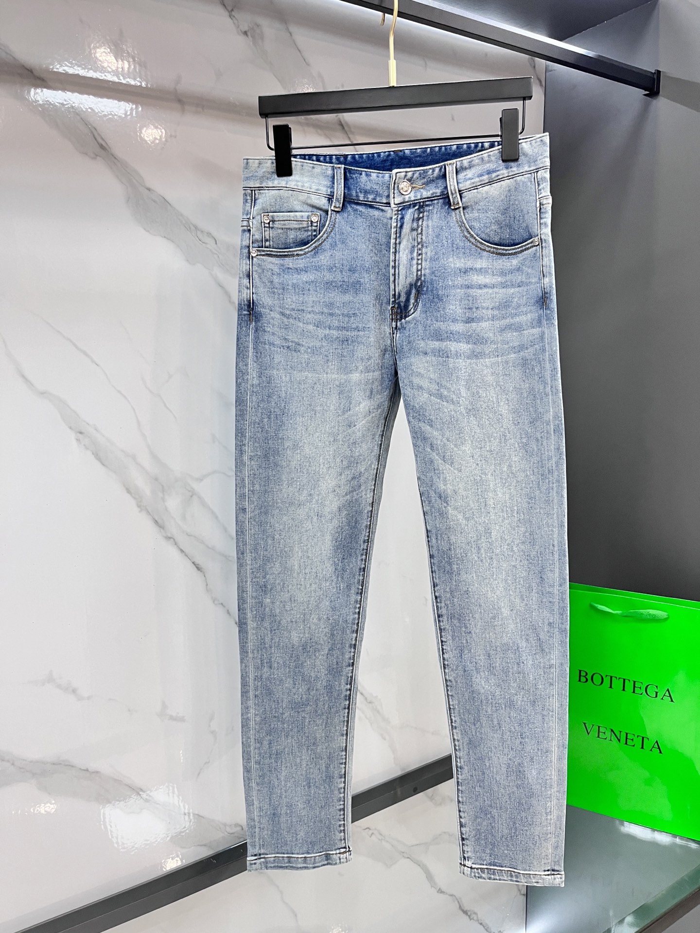 迪奥 2025SS早春新品薄款重工休闲牛仔裤👖，进口优质水洗弹力面料，上身舒适透气有弹力，客供五金辅料装