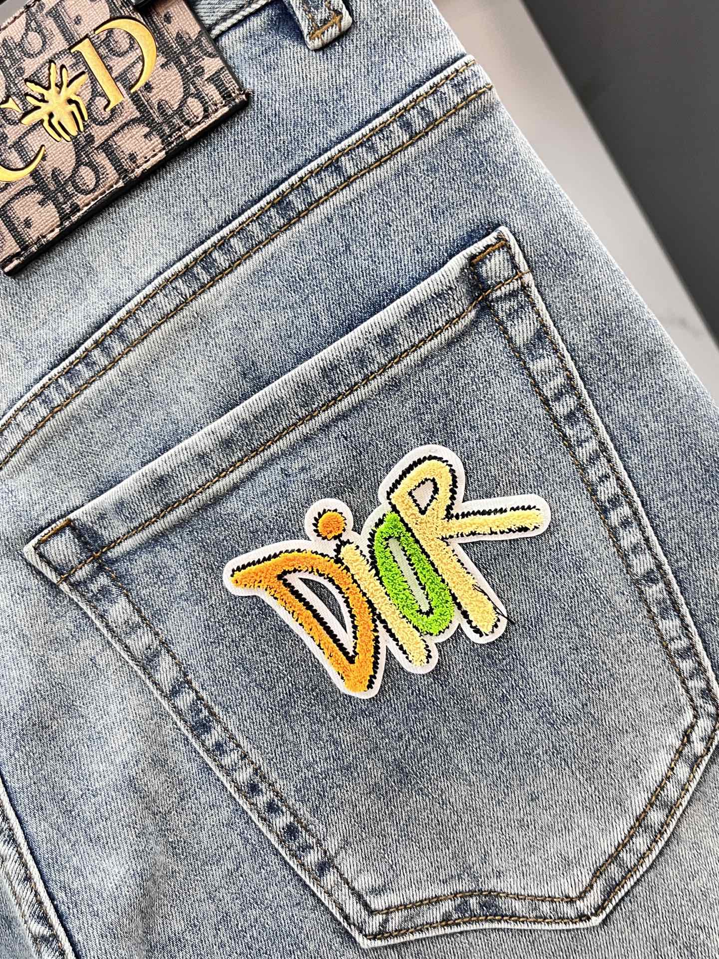 迪奥 2025SS早春新品薄款重工休闲牛仔裤👖，进口优质水洗弹力面料，上身舒适透气有弹力，客供五金辅料装