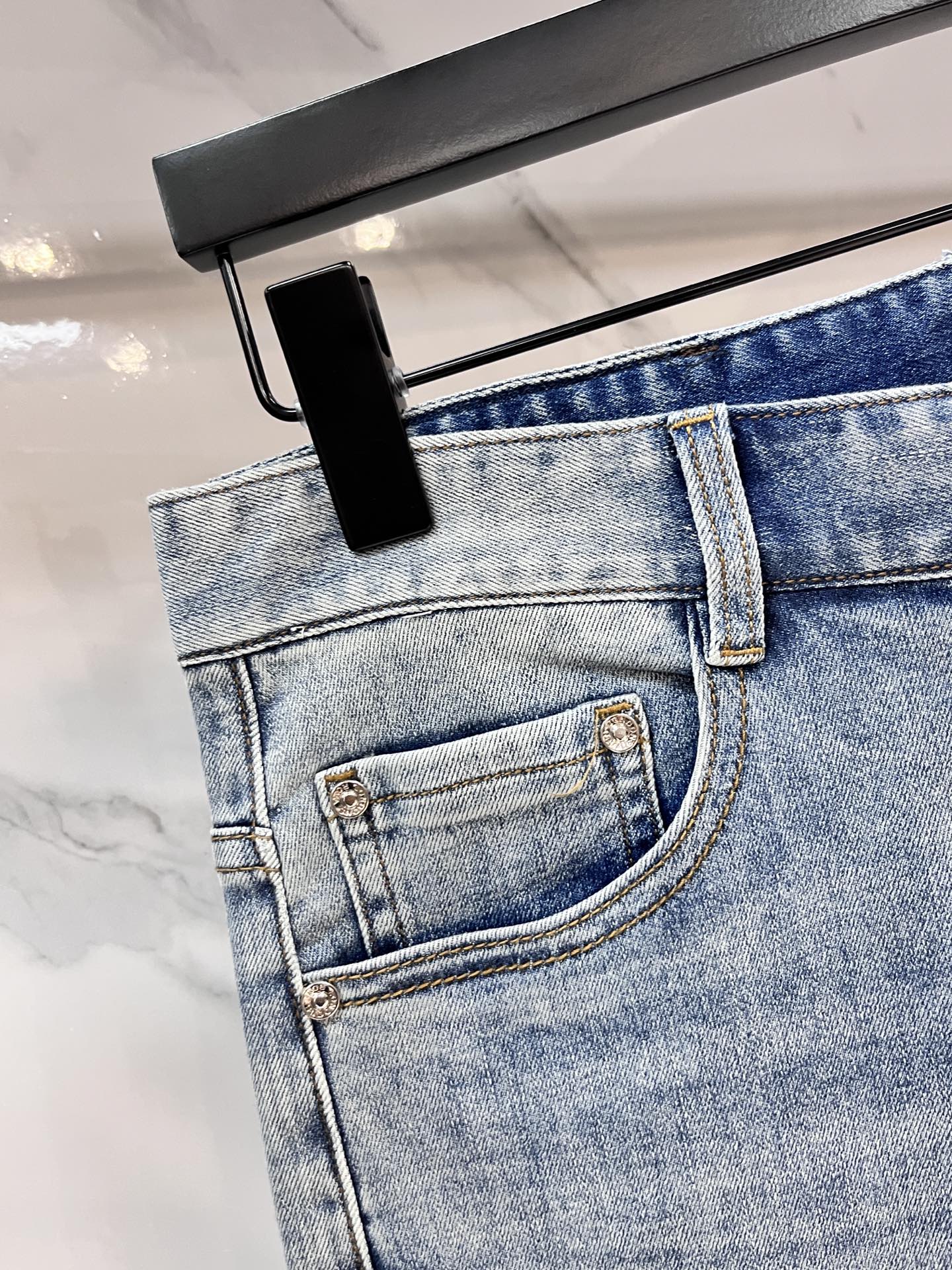 迪奥 2025SS早春新品薄款重工休闲牛仔裤👖，进口优质水洗弹力面料，上身舒适透气有弹力，客供五金辅料装