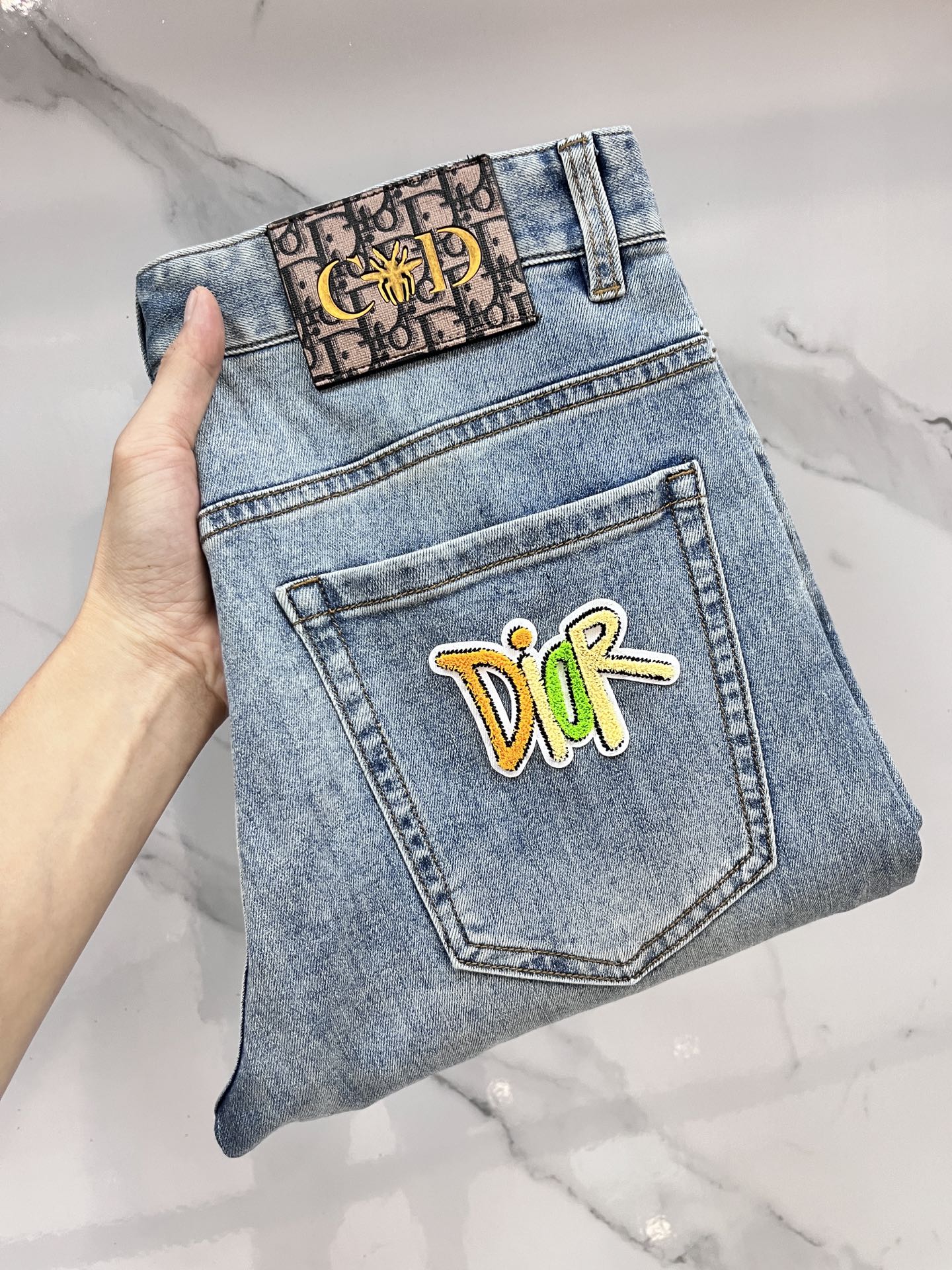 迪奥 2025SS早春新品薄款重工休闲牛仔裤👖，进口优质水洗弹力面料，上身舒适透气有弹力，客供五金辅料装