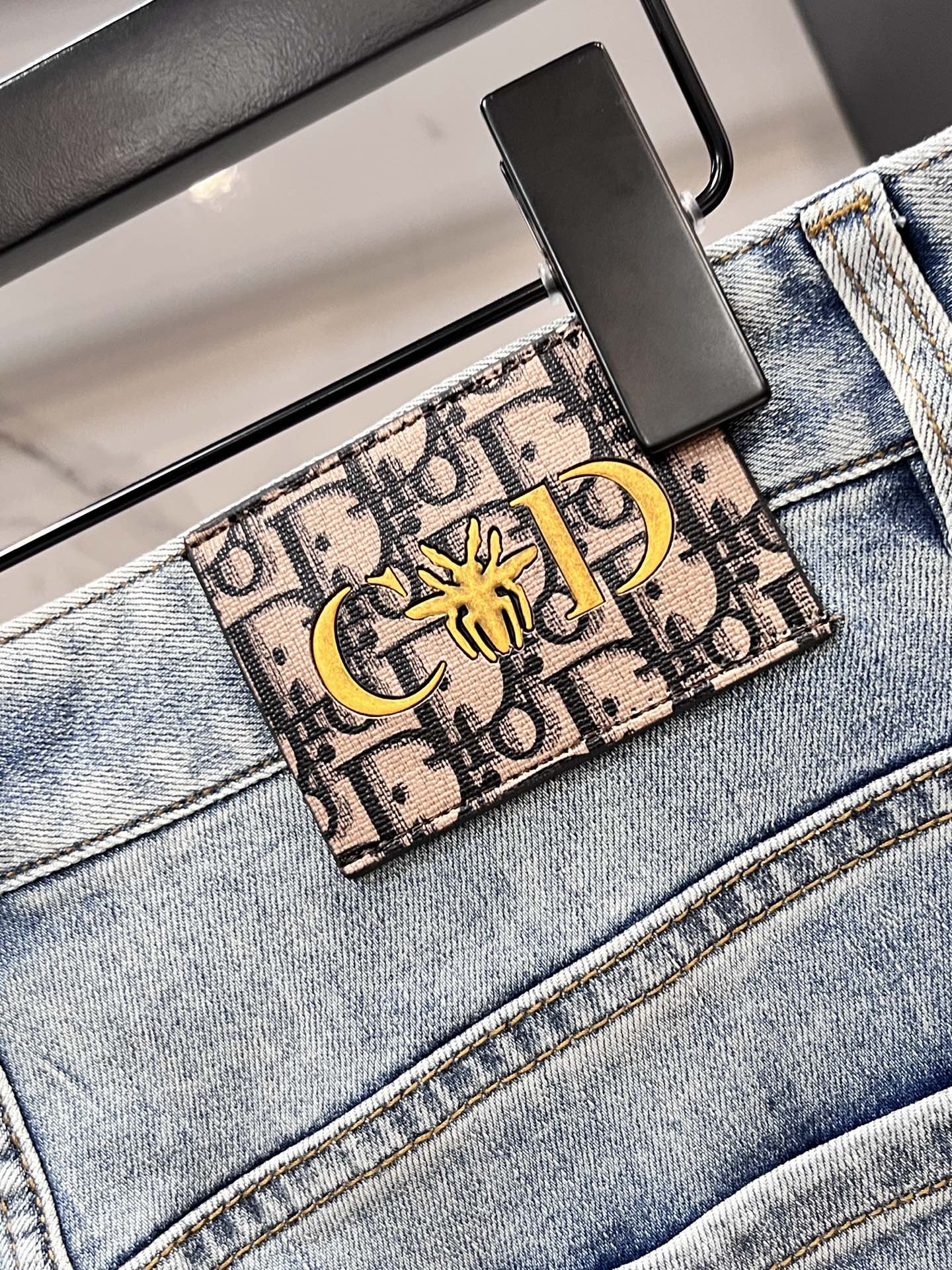 迪奥 2025SS早春新品薄款重工休闲牛仔裤👖，进口优质水洗弹力面料，上身舒适透气有弹力，客供五金辅料装