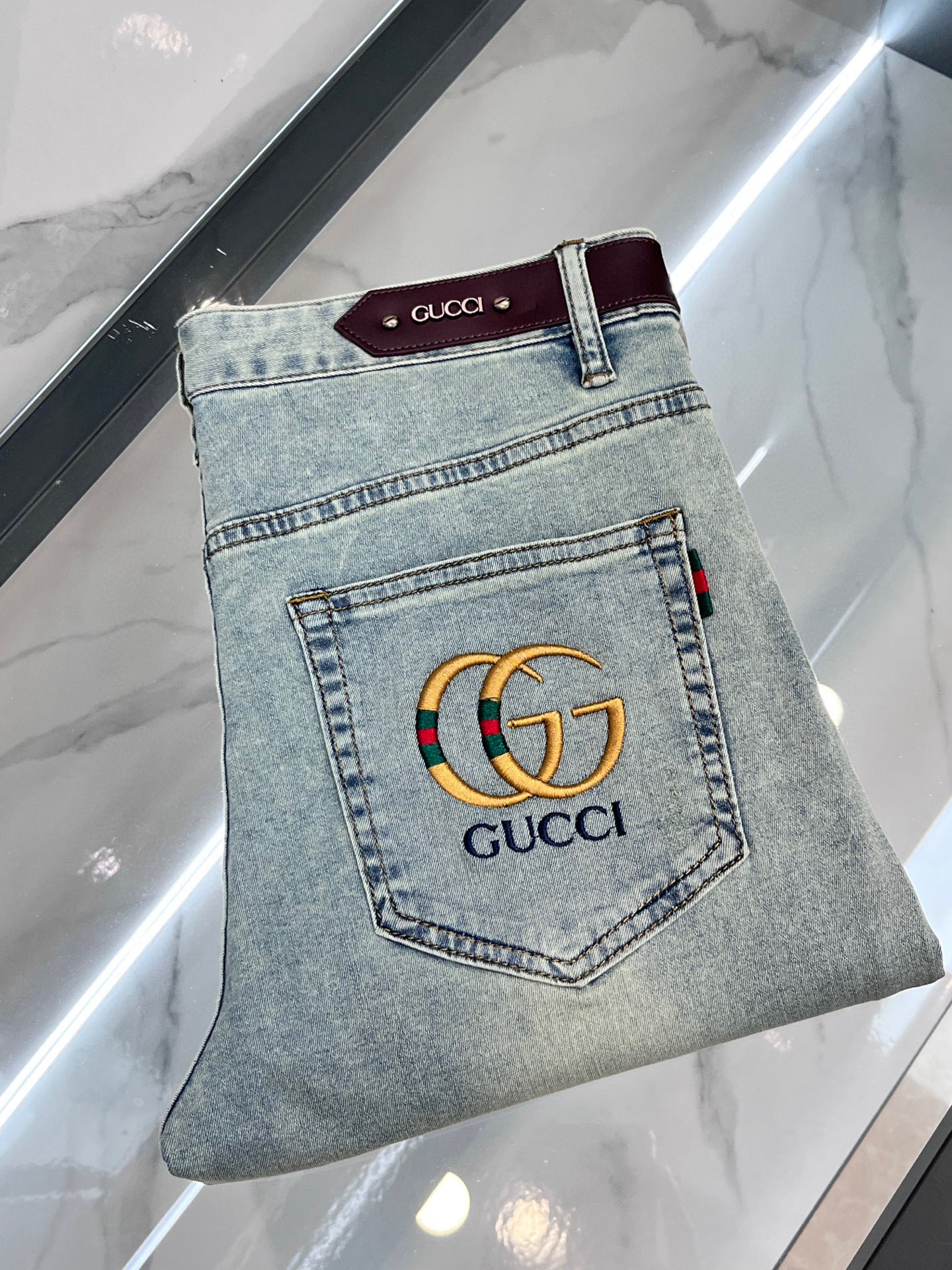 NO:518968,Gucci thin jeans. If you have requirements for quality control details, you highly recommend this one. The latest 25-year-old model, this jeans are made of 98 denim cotton + 2 elastic pull-up frame. The fabric feels solid and skin-friendly, soft and skin-friendly, slightly elastic, and the upper body has no sense of restraint. There is nothing to say about the shape of the pants. It is super good~ Simple and pure basic style, invisible zipper opening and closing, and the pocket is embossed and matched neatly. The pants look handsome and elegant!  Live shooting …………………………………………………………………………………… Size29-38,,gucci,jeans,alexander wang19860909Gucci 薄款牛仔裤 牛货对品控细节有要求的,强烈推荐入手此款 25年最新款, 这款牛仔裤采用98牛仔棉+2弹力拉架制作 面料手感扎实有骨感,柔软亲肤,微弹力,上身无束缚感,裤形没有什么好说的,超级赞~ 简单纯粹的基础款,隐形拉链开合,口袋饰有压花搭配 利落裁剪,裤型穿出帅气优雅！实物拍摄 …………………………………………………… Size29-38,,gucci,jeans,alexander wang,Men's clothing