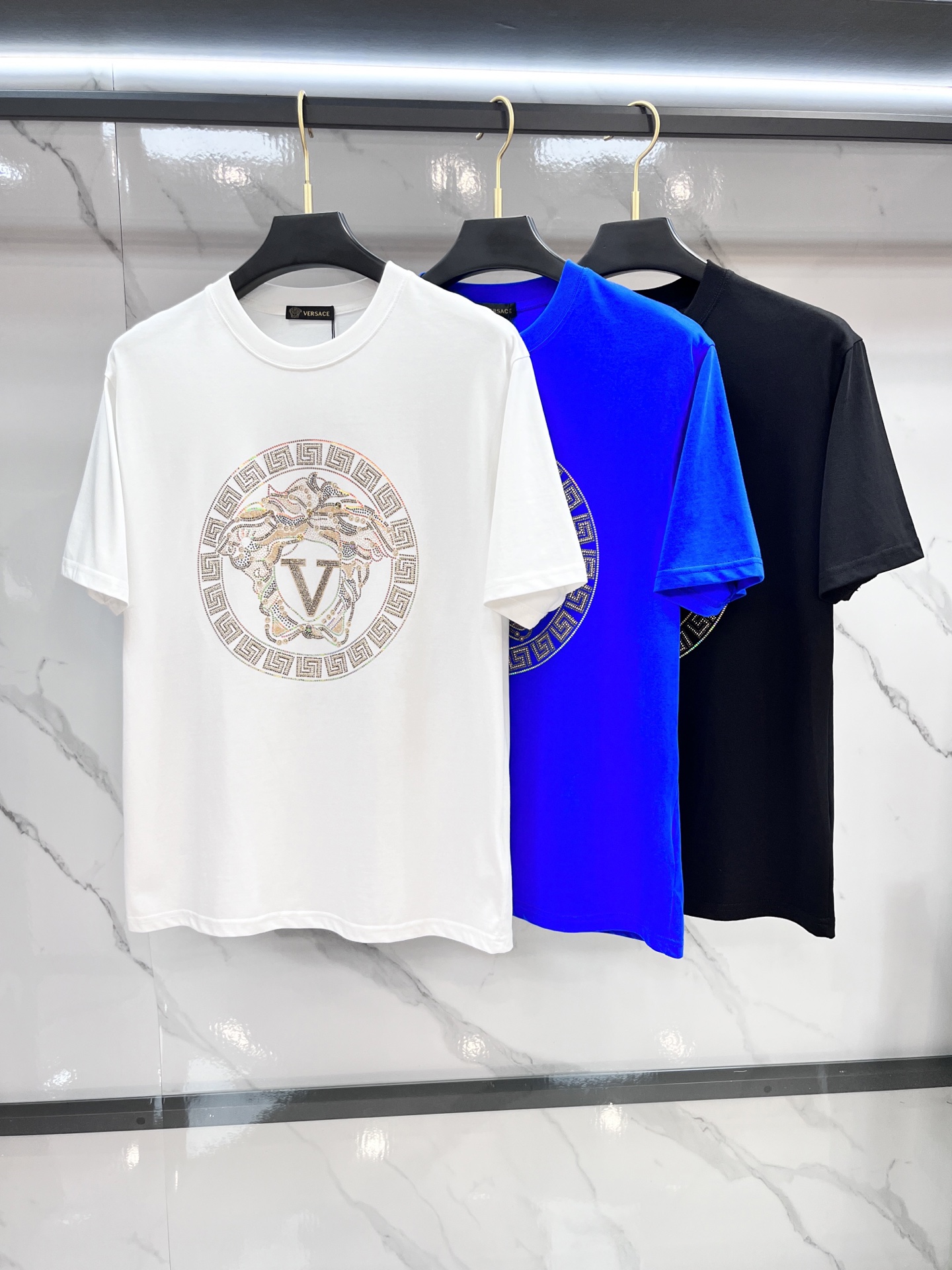 范思哲 25s新款T恤.宽松版型！视觉感受超前！悬垂感强！手感质感都极完美！胸口美杜莎女王经典设计完美的