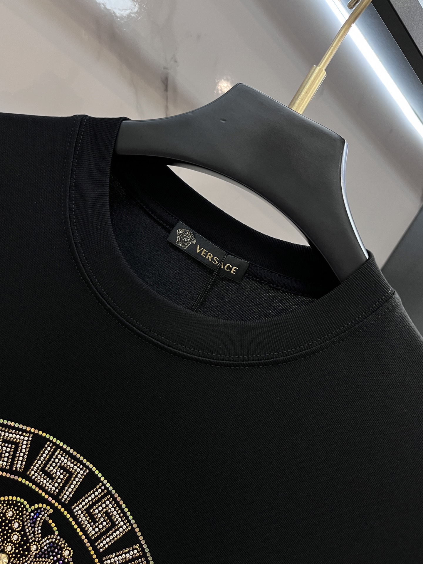 范思哲 25s新款T恤.宽松版型！视觉感受超前！悬垂感强！手感质感都极完美！胸口美杜莎女王经典设计完美的