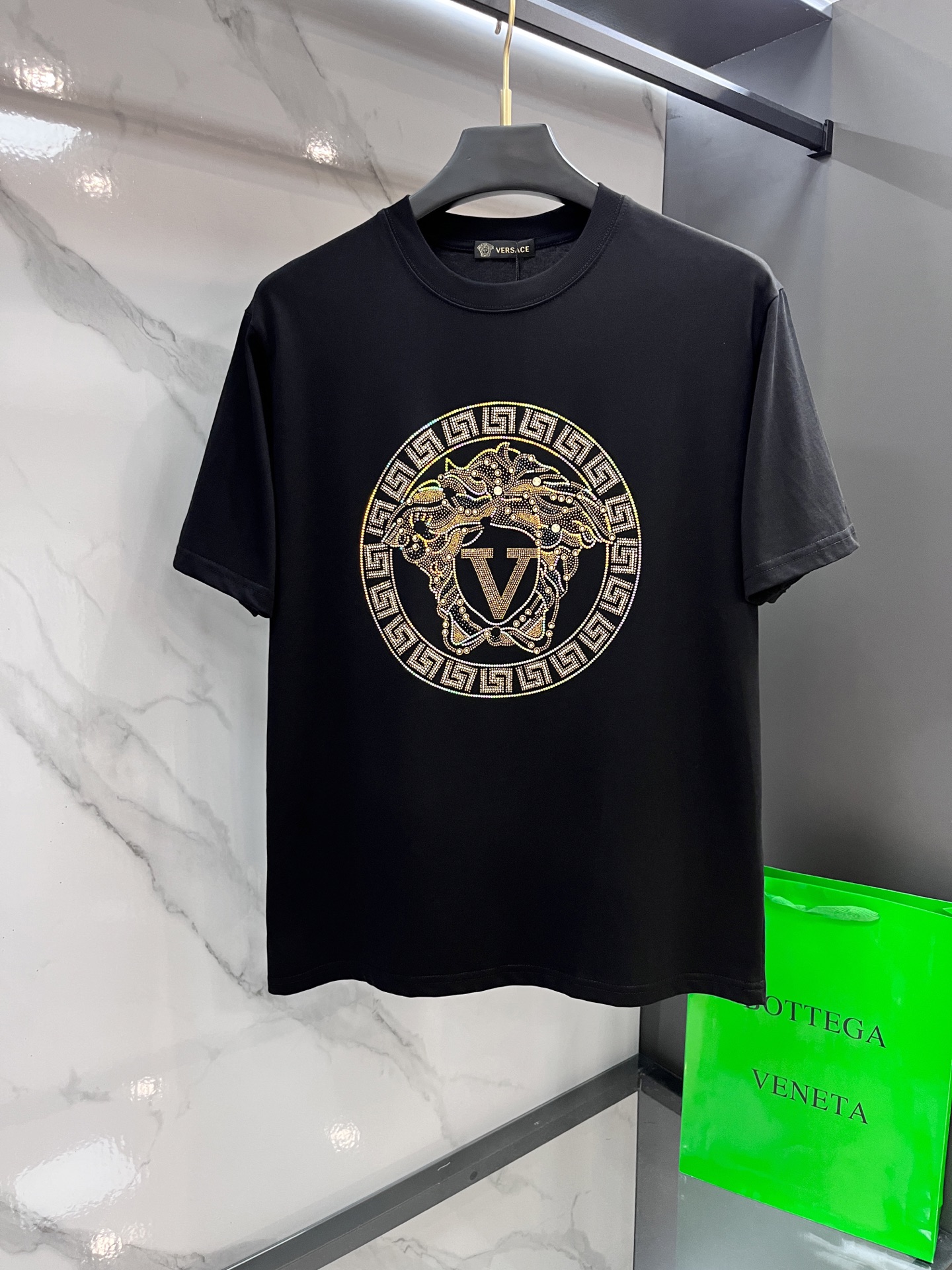 NO:519034,Versace 25s new T-shirt. Loose style!  The visual experience is advanced!  Strong drape!  The texture is perfect!  The classic design of Queen Medusa on the chest is perfect to enrich everyone's visual sense!  Combining ironing and a variety of craftsmanship, fashionable and beautiful!  The neckline uses official custom threads, and the workmanship is very exquisite!  Excellent style effect!  And it has super breathable performance!  260g pure cotton texture. Soft and comfortable!  Good breathability…………………………………………………………………………………………………… SizeS-XXL, versace,tees,t-shirt,alexander wang19860909范思哲 25s新款T恤.宽松版型！视觉感受超前！悬垂感强！手感质感都极完美！胸口美杜莎女王经典设计完美的丰富大家的视觉感！烫钻及多种工艺结合.时尚又好看！领口采用官方定制螺纹,做工非常精致！版型效果超赞！而且透气性能超强！260g纯棉质地.柔软舒适！透气性好…………………………………………………… SizeS-XXL,,versace,tees，t-shirt,alexander wang,Men's clothing