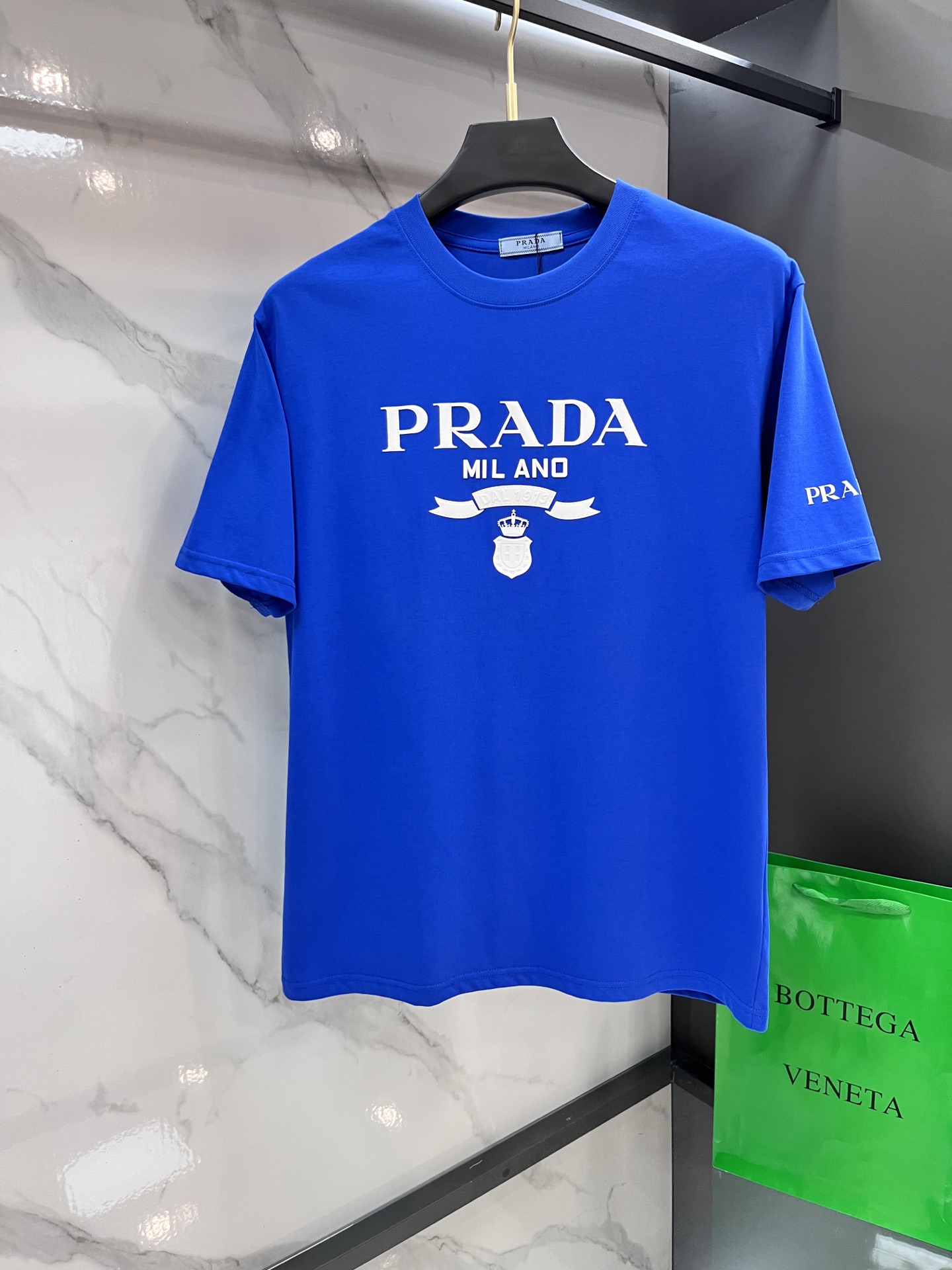 NO:519016,Prada's new spring and summer new style is the latest short-sleeved round-neck T-shirt, high-end customization, avant-garde and fashionable design!  Brand logo heavy craftsmanship design, high-end customized pure cotton fabric, soft feel, comfortable to wear, exquisite car line, fine workmanship, invincible and handsome upper body effect!  A must-have item for handsome men!  ………………………………………………………………………………………… SizeS-XXL, prada, T-shirt, tees, t-shirt, alexander wang19860909普拉达 春夏新款首发最新款短袖圆领T恤 高端订制 设计前卫时尚！品牌logo重工艺设计 高端定制纯棉面料.手感柔软.穿着舒适.级别精致车线.做工精细.上身效果无敌帅气！型男必备单品！…………………………………………………… SizeS-XXL,,prada,T-shirt,tees，t-shirt,alexander wang,Men's clothing