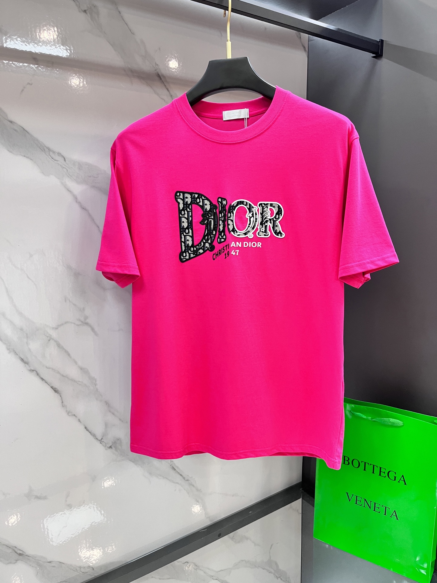 NO:512909,Dior's new spring and summer new model is the latest short-sleeved round-neck T-shirt, high-end customization, avant-garde and fashionable design!  Brand logo heavy craftsmanship design, high-end customized pure cotton fabric, soft feel, comfortable to wear, exquisite car line, fine workmanship, invincible and handsome upper body effect!  A must-have item for handsome men!  ……………………………………………………………………………… SizeS-XXL,,dior,T-shirt,tees,t-shirt,alexander wang19860909迪奥 春夏新款首发最新款短袖圆领T恤 高端订制 设计前卫时尚！品牌logo重工艺设计 高端定制纯棉面料.手感柔软.穿着舒适.级别精致车线.做工精细.上身效果无敌帅气！型男必备单品！…………………………………………………… SizeS-XXL,,dior,T-shirt,tees，t-shirt,alexander wang,Men's clothing