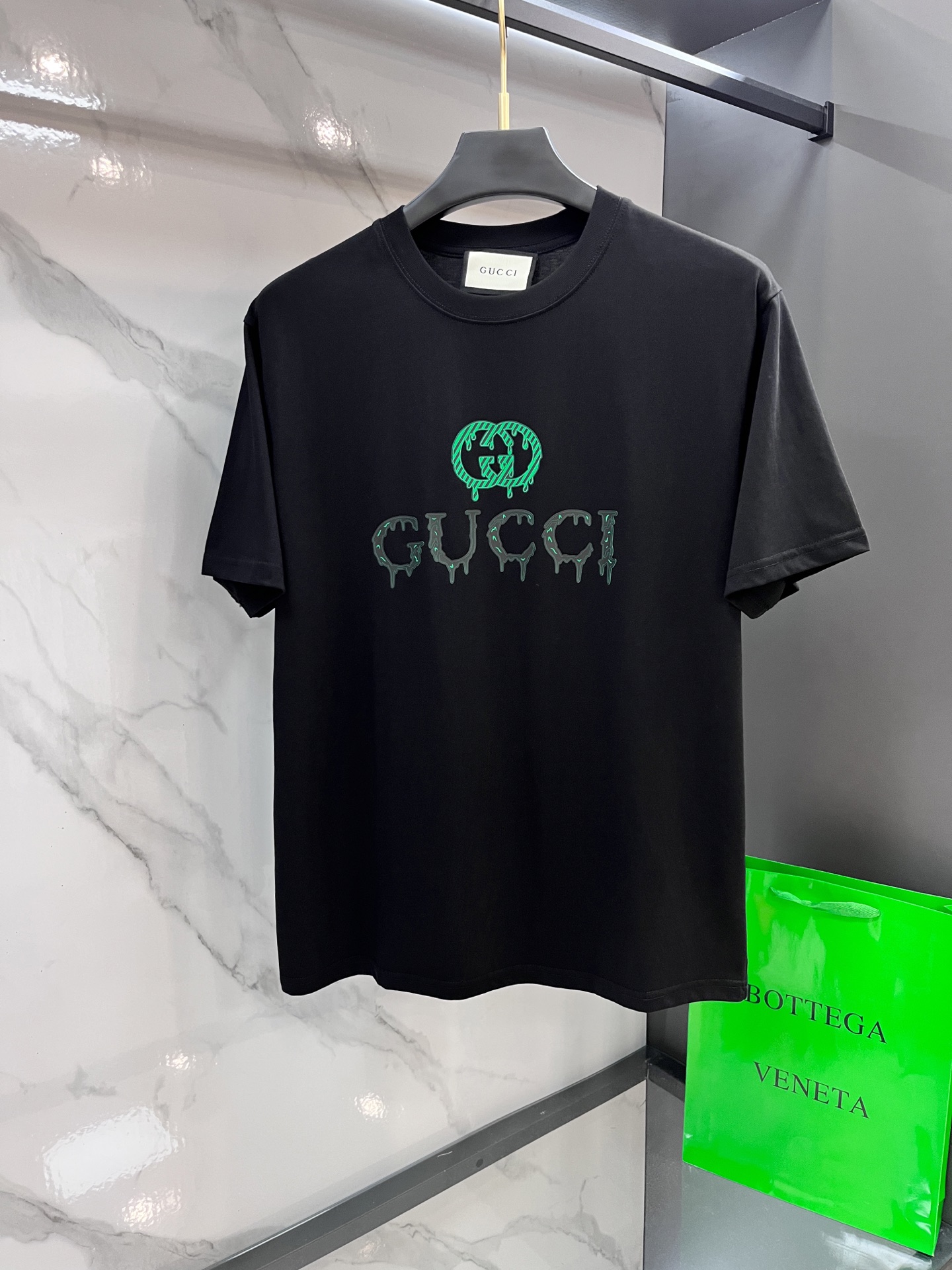 Gucci 2025早春最新品，同步有售，原单狠货，时尚休闲圆领短袖T恤，上身舒适！吸睛而有亮点，采用进