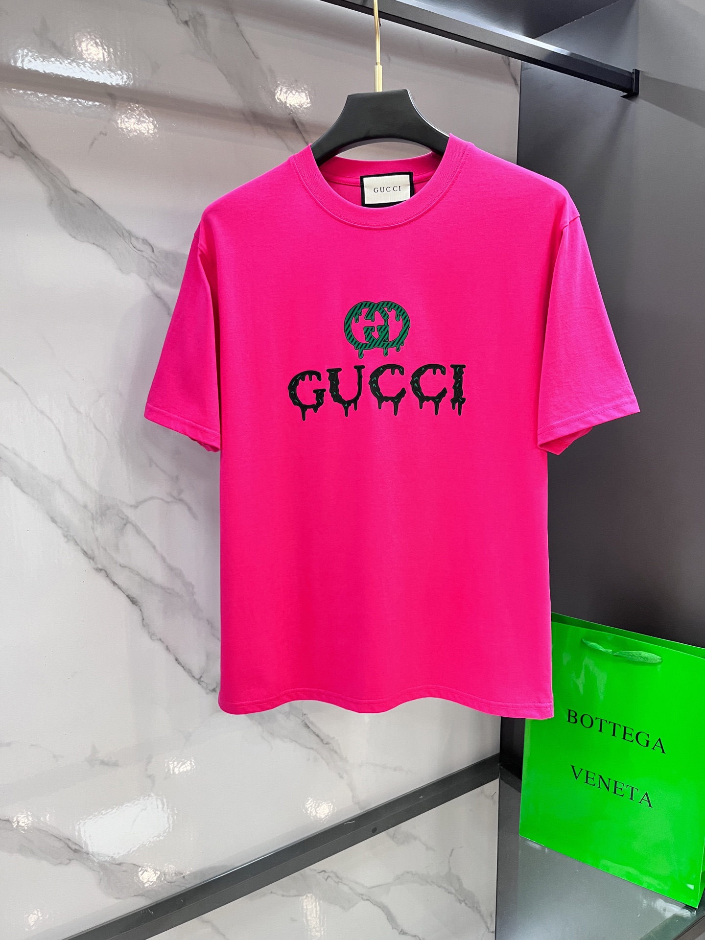 NO:487331,Gucci 2025 early spring latest product, available at the same time, original single ruthless product, fashionable and casual round neck short-sleeved T-shirt, comfortable upper body!  Eye-catching and highlighted, using imported original fabrics, top-grade printed embroidery craft letter pattern logo, simple but not lacking in fashion, fashionable and handsome on the upper body ……………………………………………………………………………………………………………………………………………………………………………………………………………………………………………………………………………………………………………………………………………………………………………………………………………………………………………………………………………………………………………………………………………………………………………………………………………………………………………………………………………………………………………………………………………………………………………………………………………………………………………………………………………………………………………………………………………………………………………………………………………………………………………………………………………………………………………………………………………………………………………………………………………………………………………………………………………………………19860909Gucci 2025早春最新品,同步有售,原单狠货,时尚休闲圆领短袖T恤,上身舒适！吸睛而有亮点,采用进口原版面料,顶级印花刺绣工艺字母图案logo,简单而不失时尚,上身时尚帅气 …………………………………………………… SizeS-XXL,,gucci,T-shirt,tees，t-shirt,alexander wang,Men's clothing