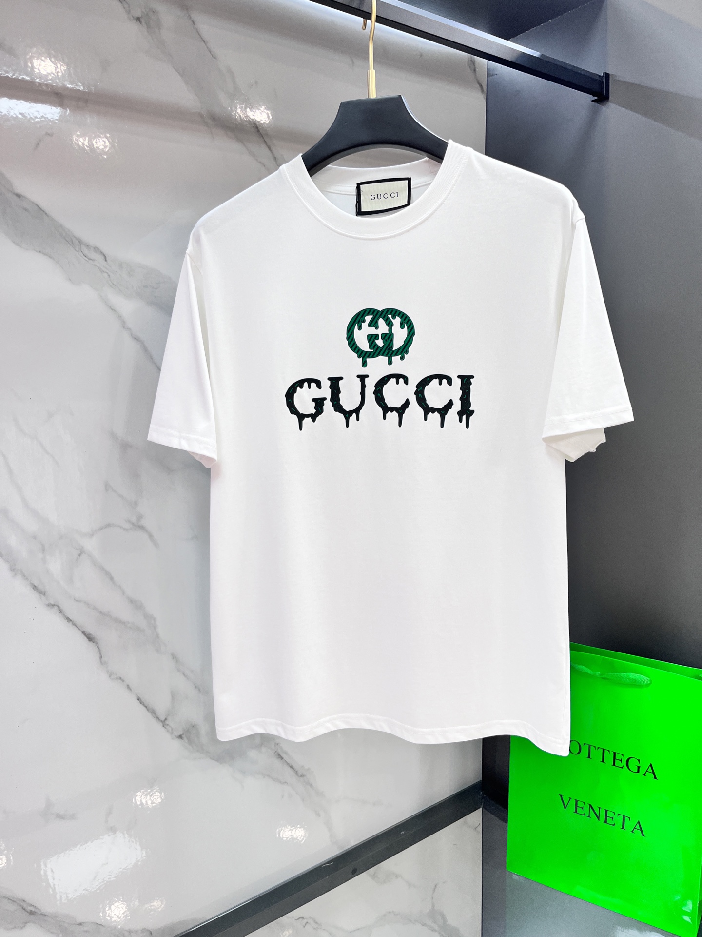 Gucci 2025早春最新品，同步有售，原单狠货，时尚休闲圆领短袖T恤，上身舒适！吸睛而有亮点，采用进