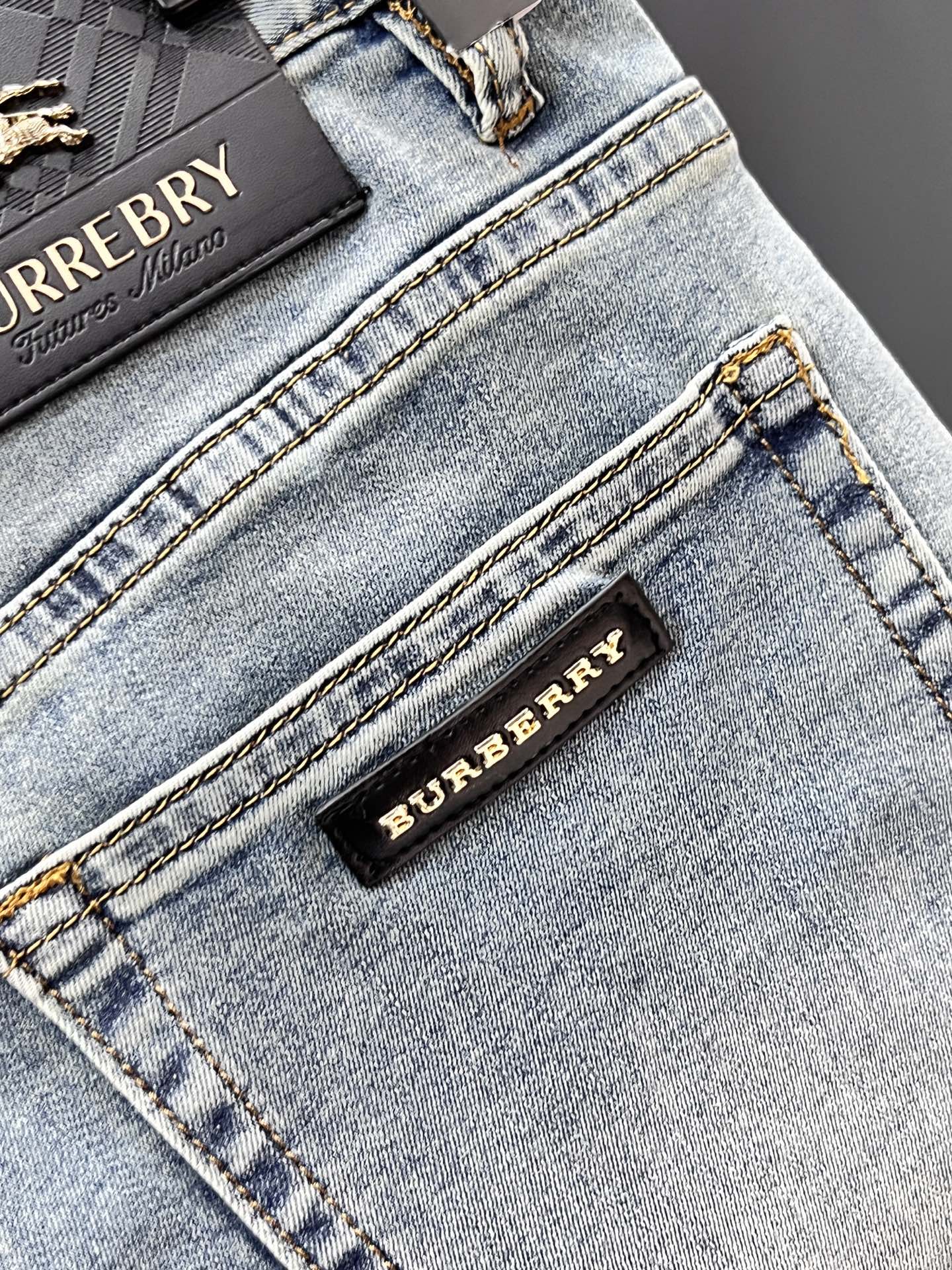 巴宝莉 2025SS早春新品薄款重工休闲牛仔裤👖，进口优质水洗弹力面料，上身舒适透气有弹力，客供五金辅料