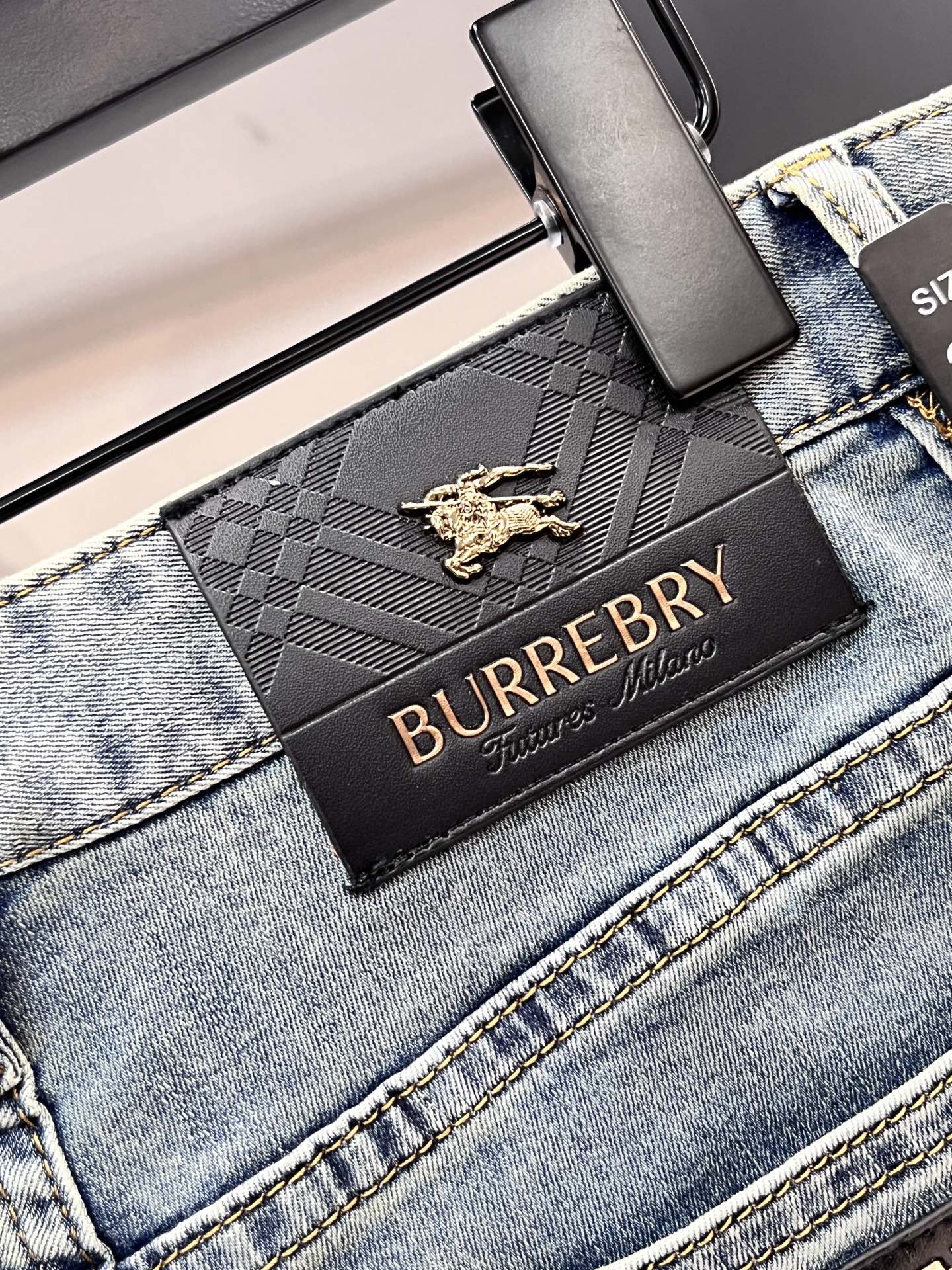 巴宝莉 2025SS早春新品薄款重工休闲牛仔裤👖，进口优质水洗弹力面料，上身舒适透气有弹力，客供五金辅料