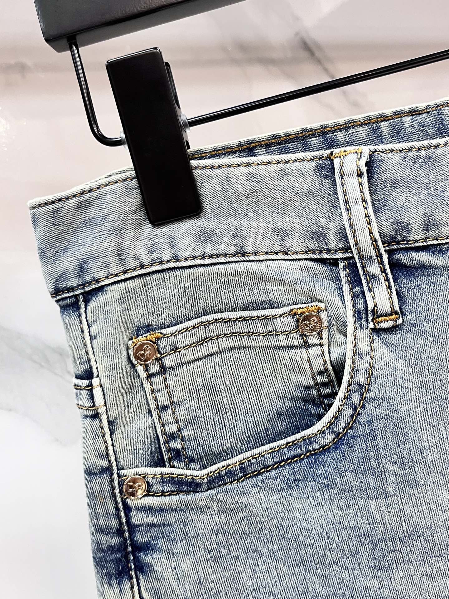 High-Quality Water-Washing Jeans with Hardware Decorations for Comfortable Wear - 图片 6