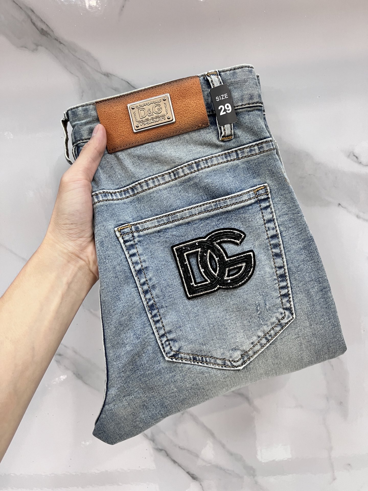 High-Quality Water-Washing Jeans with Hardware Decorations for Comfortable Wear - 图片 1