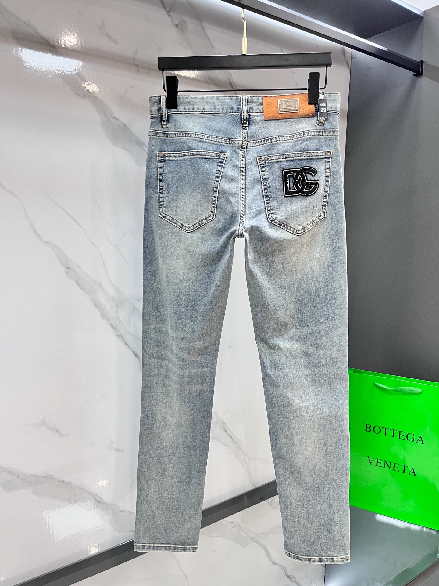 High-Quality Water-Washing Jeans with Hardware Decorations for Comfortable Wear - 图片 3