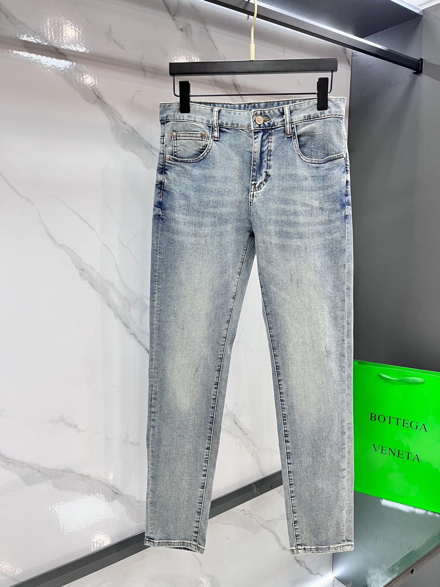 High-Quality Water-Washing Jeans with Hardware Decorations for Comfortable Wear - 图片 2