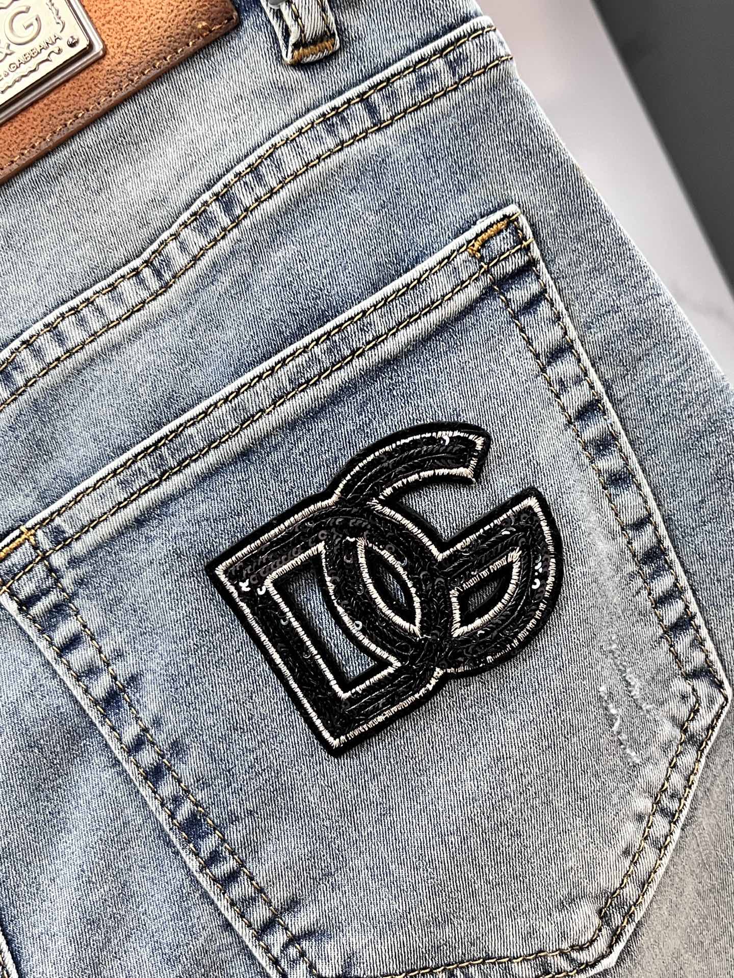 High-Quality Water-Washing Jeans with Hardware Decorations for Comfortable Wear - 图片 7