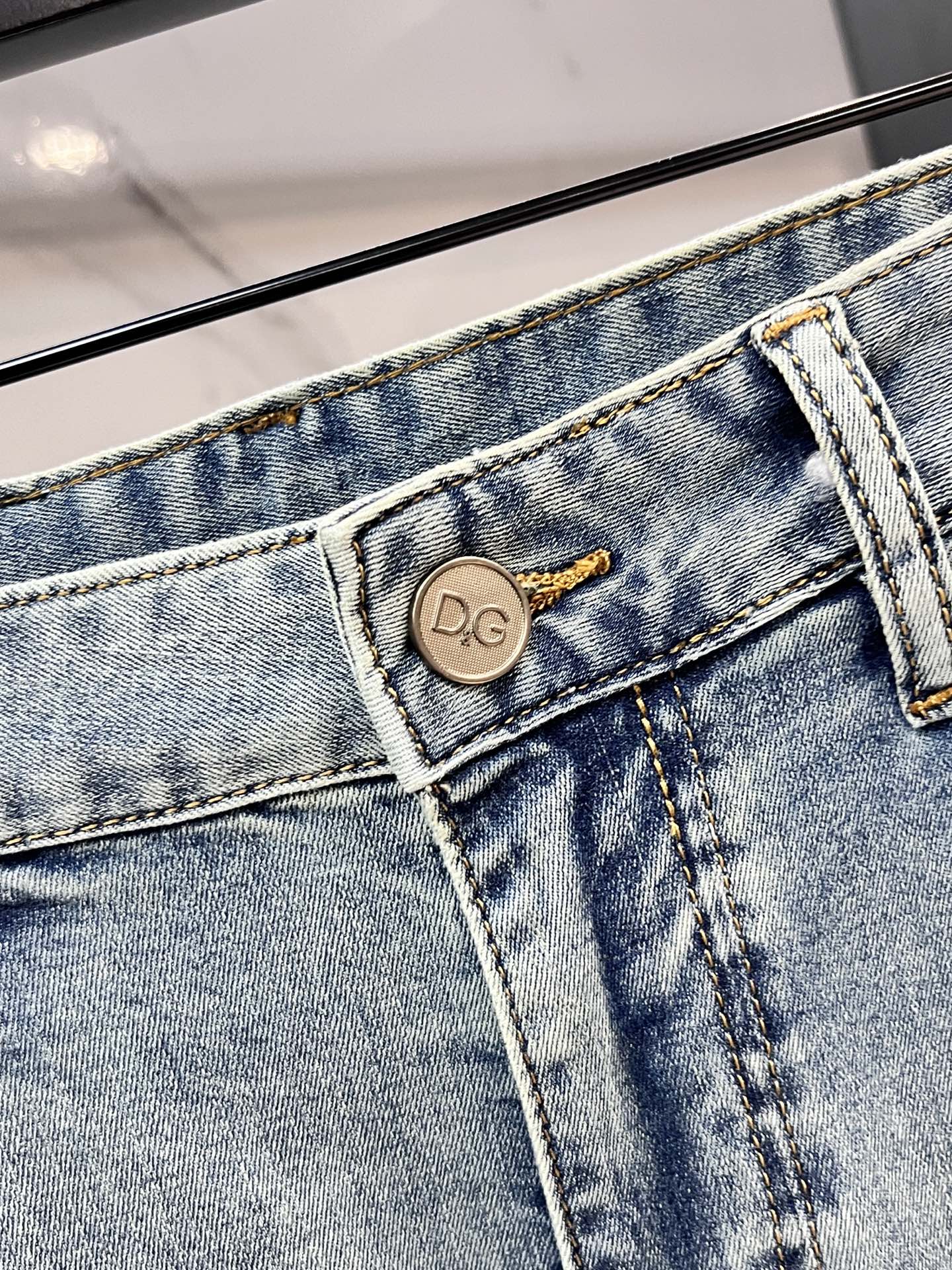 High-Quality Water-Washing Jeans with Hardware Decorations for Comfortable Wear - 图片 5