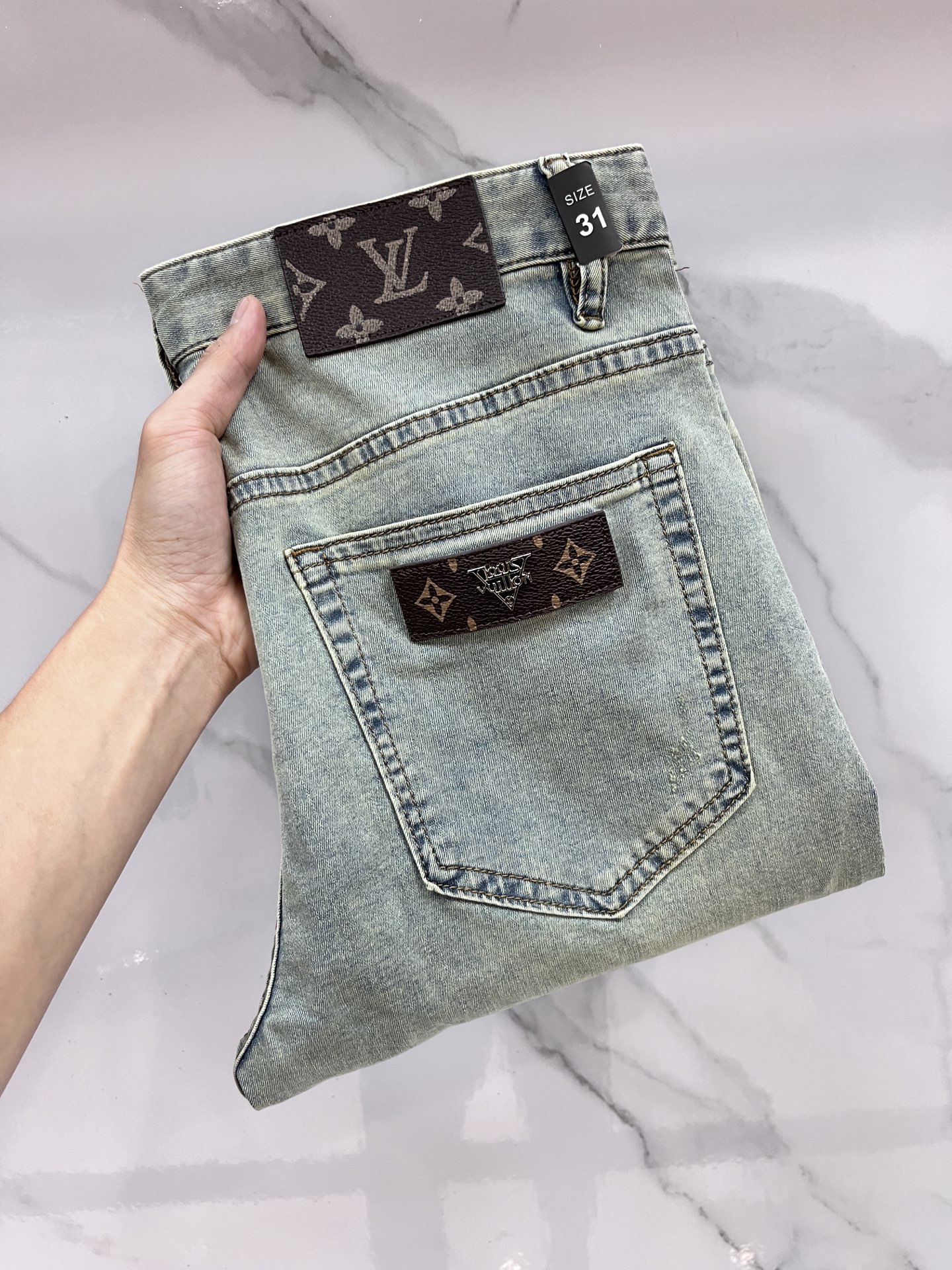 NO:487305,LV 2025SS early spring new thin heavy industry casual jeans, imported high-quality washing elastic fabric, comfortable, breathable and elastic upper body, customer-supplied hardware and auxiliary materials decoration, super positive style, full-quality order model, full-body handsome upper body …………………………………………………………………………………………………………………………………………………………………………………………………………………………………………………………………………………………………………………………………………………………………………………………………………………………………………………………………………………………………………………………………………………………………………………………………………………………………………………………………………………………………………………………………………………………………………………………………………………………………………………………………………………………………………………………………………………………………………………………………………………………………………………………………………………………………………………………………………………………………………………………………………………………………19860909LV 2025SS早春新品薄款重工休闲牛仔裤,进口优质水洗弹力面料,上身舒适透气有弹力,客供五金辅料装饰,版型超正,全品相订单款,上身帅气十足 …………………………………………………… Size29-38,,louis vuitton,jeans,alexander wang,Men's clothing