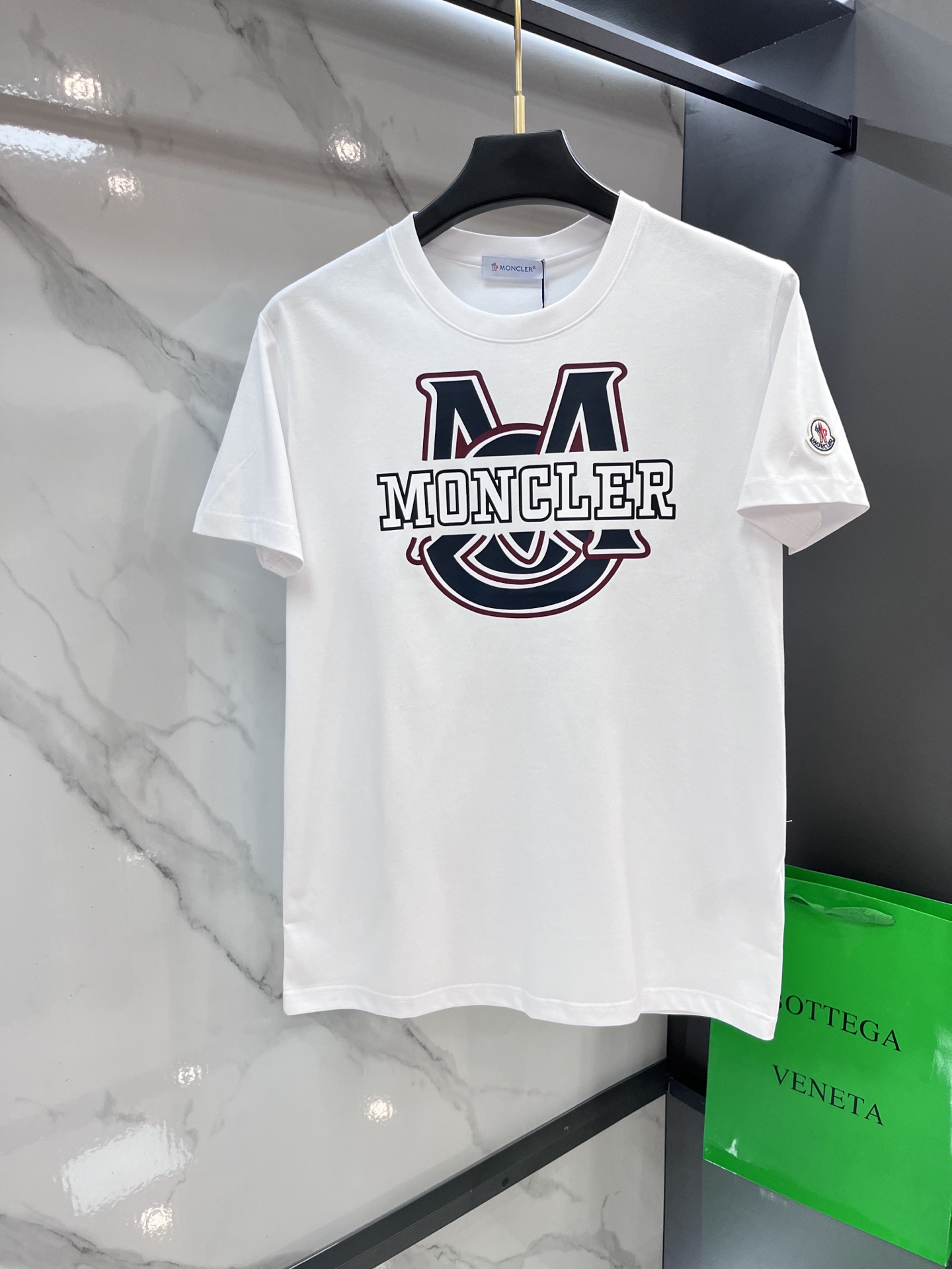 NO:512923,The new spring and summer 2025 new spring and summer style is released the latest short-sleeved round-neck T-shirt with high-end customization and avant-garde and fashionable design!  The brand logo emphasizes craftsmanship printing design, uses original mercerized fabric, which is comfortable to wear, and has exquisite car lines. It has fine workmanship and is invincible and handsome in the upper body!  A must-have item for handsome men!  Color black white……………………………………………………………………… SizeM-XXXXL, Moncler, T-shirt,tees, t-shirt,alexander wang19860909蒙口 2025春夏新款首发最新款短袖圆领T恤 高端订制 设计前卫时尚！品牌logo重工艺印花设计,采用原版丝光面料,穿着舒适.级别精致车线.做工精细.上身效果无敌帅气！型男必备单品！ 颜色黑色 白色…………………………………………………… SizeM-XXXXL,,Moncler,T-shirt,tees，t-shirt,alexander wang,Men's clothing