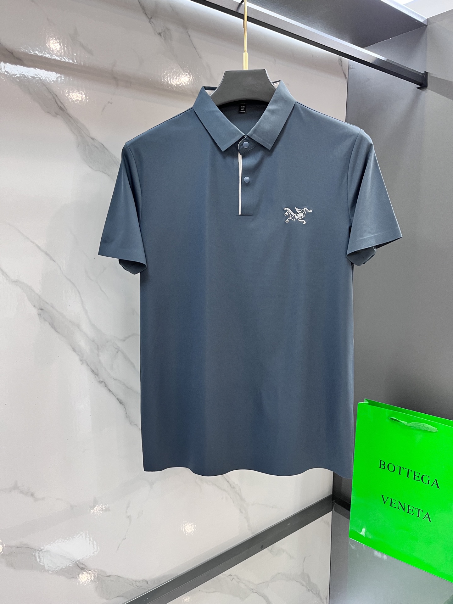 NO:514400,Archaeoptera ARC, TERYX men's short-sleeved ice silk quick-drying polo This summer's new simple sports bodywear imported from South Korea is super comfortable. The fabric is cool and comfortable to wear. It is gentle, soft, elastic, quick-drying, breathable, sun protection, and odor-proof. Cool craftsmanship, combined with the mesh structure of the fabric, quick-drying thin material, makes the overall clothes not only fashionable, but also has more powerful quick-drying functions and breathable performance than ordinary quick-drying clothes. For the texture of this fabric, the breathable holes are provided, and the vertical feel of the fabric is very good. The fabric is flexible and elastic, and can adapt to large physical activities. After moisture-absorbing and sweating treatment, the fabric has superior performance. It can effectively adjust the humidity on the skin surface when worn close to the body and keep it dry. Quick-drying and breathable sweating and other basic functions are all suitable for sports and leisure, travel, fitness, and running.  There is no regret for the three-standard water-washed hanging tag!  …………………………………………………………………………… SizeS-XXXL,arc'teryx,T-shirt,alexander wang19860909始祖鸟ARC,TERYX 男子短袖冰丝速干polo  今年夏季新款简约运动健身上衣 韩国进口冰丝速干面料 超级舒适 面料采穿起来凉嗖嗖的,特别舒服. 轻柔、软弹、速干、透气、防晒、防臭 炫酷工艺,结合面料自带的网眼结构,速干轻薄材质 让衣服整体不但具有潮流 还具备比普通速干衣,更强大的速干功能和透气性能 对于这个面料的质感,自带的透气孔,面料垂直感非常好 面料柔韧高弹,能适应大幅度的身体活动；经过吸湿排汗处理,使面料具有优越的性能,在贴身穿着时能有效的调节皮肤表面的湿度,保持干爽.速干透气排汗等基础功能全部俱全,适合运动休闲、旅行、健身、跑步 三标水洗吊牌齐全没有一丝遗憾 ！ …………………………………………………… SizeS-XXXL,arc'teryx,T-shirt,alexander wang,Men's clothing