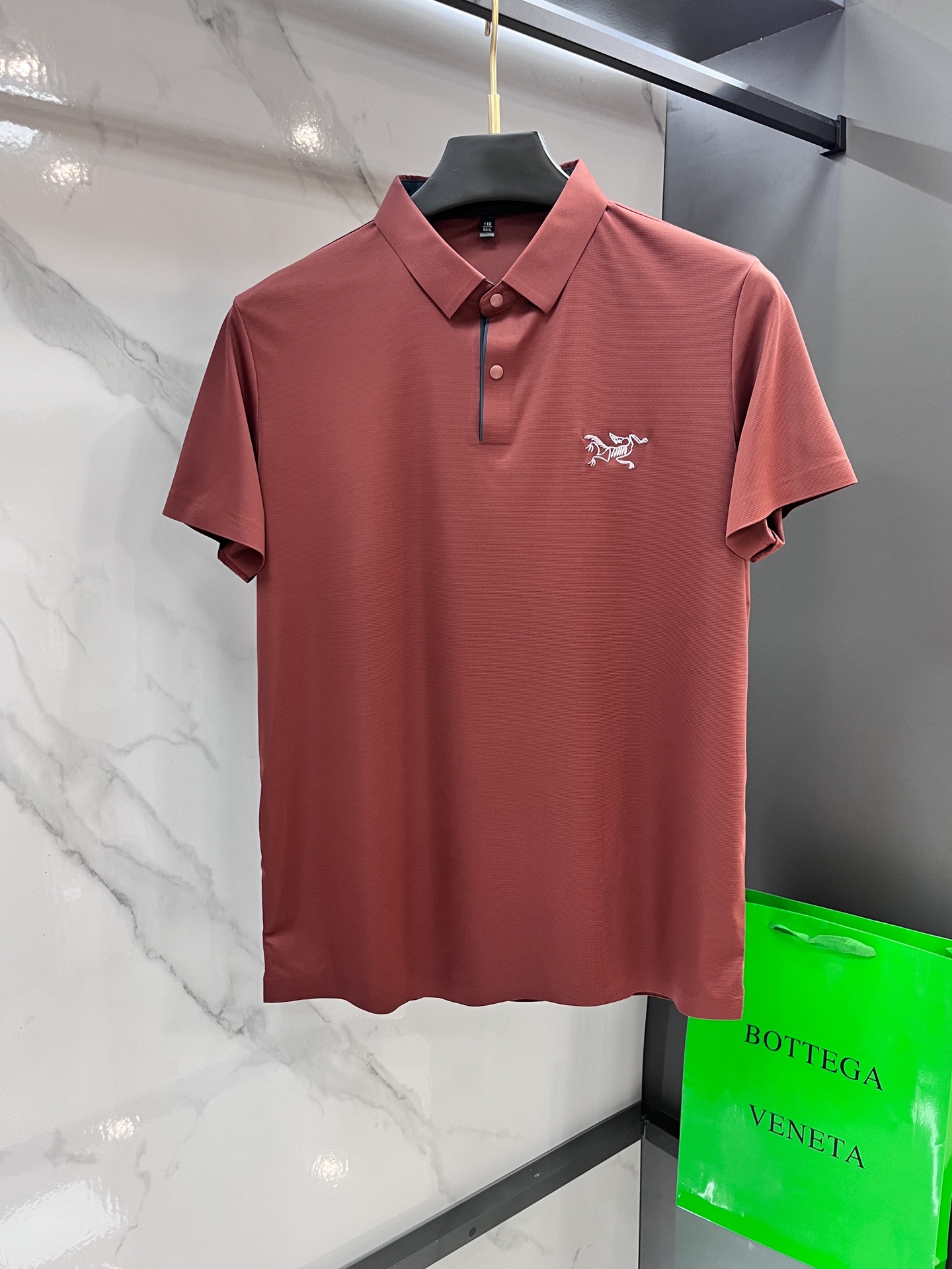 NO:839177,Arc'teryx ARC, TERYX men's short-sleeved ice silk quick-drying polo is this summer's new simple sports and fitness top. Korean imported ice silk quick-drying fabric is super comfortable. The fabric is cool and comfortable to wear. Soft, soft, elastic, quick-drying, breathable, sun-proof, and deodorant. Cool craftsmanship, combined with the fabric's own mesh structure, quick-drying and light material, makes the overall clothes not only trendy but also has stronger quick-drying function and breathability than ordinary quick-drying clothes.  Regarding the texture of this fabric, it has built-in breathable holes and the vertical feel of the fabric is very good. The fabric is flexible and highly elastic and can adapt to a wide range of physical activities. After moisture absorption and perspiration treatment, the fabric has superior performance. When worn close to the body, it can effectively adjust the humidity of the skin surface and keep it dry. It has all basic functions such as quick-drying, breathable and sweat-wicking, and is suitable for sports and leisure, travel, fitness, and running. The three-label washable tag is complete without any regrets!  …………………………………………………… SizeS-XXXL,arc'teryx,T-shirt,19860909始祖鸟ARC,TERYX 男子短袖冰丝速干polo  今年夏季新款简约运动健身上衣 韩国进口冰丝速干面料 超级舒适 面料采穿起来凉嗖嗖的,特别舒服. 轻柔、软弹、速干、透气、防晒、防臭 炫酷工艺,结合面料自带的网眼结构,速干轻薄材质 让衣服整体不但具有潮流 还具备比普通速干衣,更强大的速干功能和透气性能 对于这个面料的质感,自带的透气孔,面料垂直感非常好 面料柔韧高弹,能适应大幅度的身体活动；经过吸湿排汗处理,使面料具有优越的性能,在贴身穿着时能有效的调节皮肤表面的湿度,保持干爽.速干透气排汗等基础功能全部俱全,适合运动休闲、旅行、健身、跑步 三标水洗吊牌齐全没有一丝遗憾 ！ …………………………………………………… SizeS-XXXL,arc'teryx,T-shirt,,Men's clothing