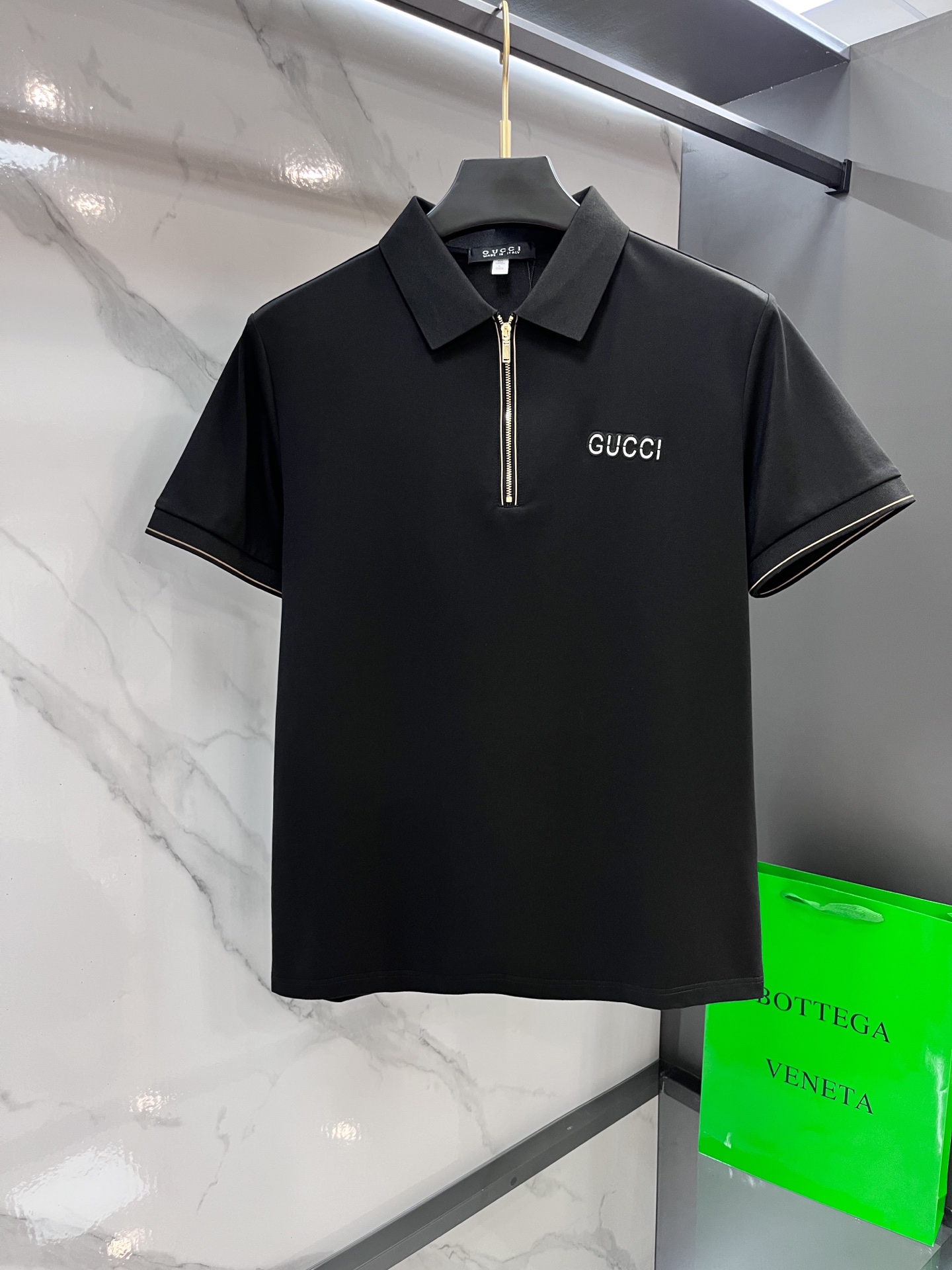 NO:527847,Gucci 2025 new high-end business polo white-collar workers are a must-have item for individuals in the unit!  Casual business lapel short sleeves, technological fabric, great body feel, smooth texture and great texture!  Good elasticity, no sense of restraint, the fabric has its own breathable mesh, moisture absorption and sweating, quick drying and keeping it dry, small lapel placket-breasted design, showing a straight posture, not soft pedal, simple style, can be used for business and leisure, highly recommended!  Simple, generous, clean and neat, elegant and gentlemanly. The key is the fabric, the key is to quality control, the feel is extremely delicate and smooth, the fabric has a good gloss and upper body skeleton feel, so you can greet mature and quality men's clothing!  Sweat in summer and dry in seconds, a brand new experience Business commuting and leisure ………………………………………………………………………………………………………………………………………………………………………………………………………………………………………………………………………………………………………………………………………………………………………………………………………………………………………………………………………………………………………………………………………………………………………………………………………………………………………………19860909Gucci 2025新款高端商务polo 白领 单位人士必入单品！ 休闲商务翻领短袖,科技面料,体感非常棒,手感顺滑质感很棒！弹性好,无任何束缚感,面料自带透气网孔,吸湿排汗,速干保持干爽,小翻领门襟排扣设计,展露挺拔姿态,不软踏,简约款式,商务休闲都可驾驭,强烈推荐！简单大方干净利落,儒雅绅士风度.高级材质,重点就是面料上,品控的必上,手感极其细腻光滑,面料光泽感和上身骨架感好,打招成熟品质男装！夏天出汗秒干,全新体验 商务通勤休闲 …………………………………………………… SizeM-XXXL,,gucci,T-shirt,alexander wang,Men's clothing