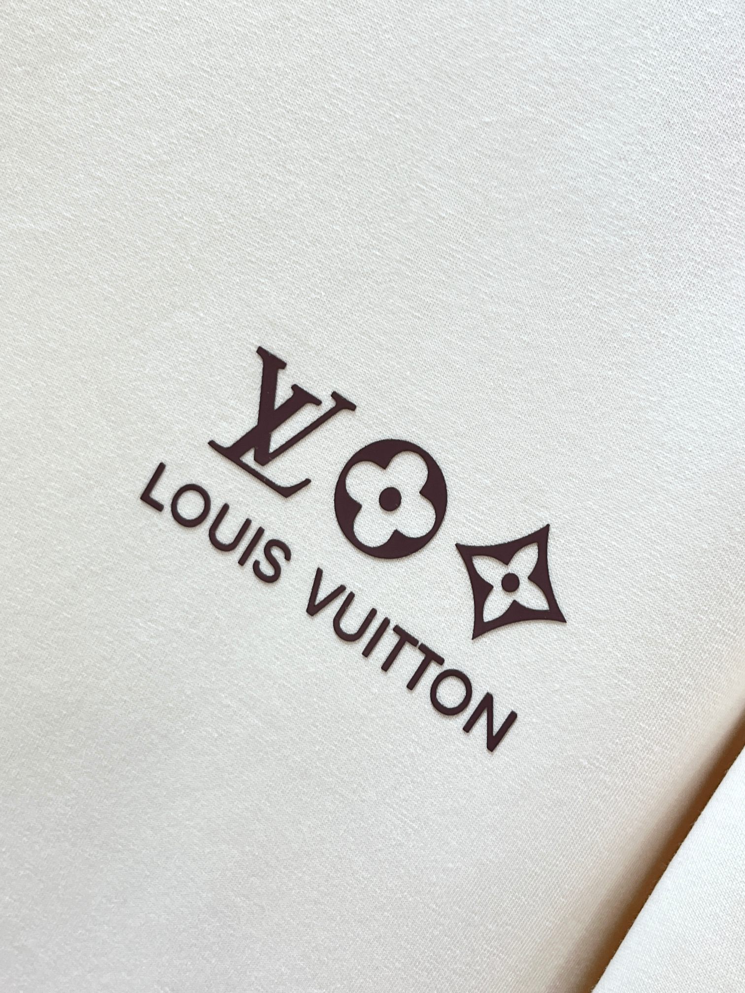 Lv 2026春夏最新款，男女同款，经典设计短袖T恤短裤套装，微扩版型，定制空气层面料，手感柔软，穿着舒