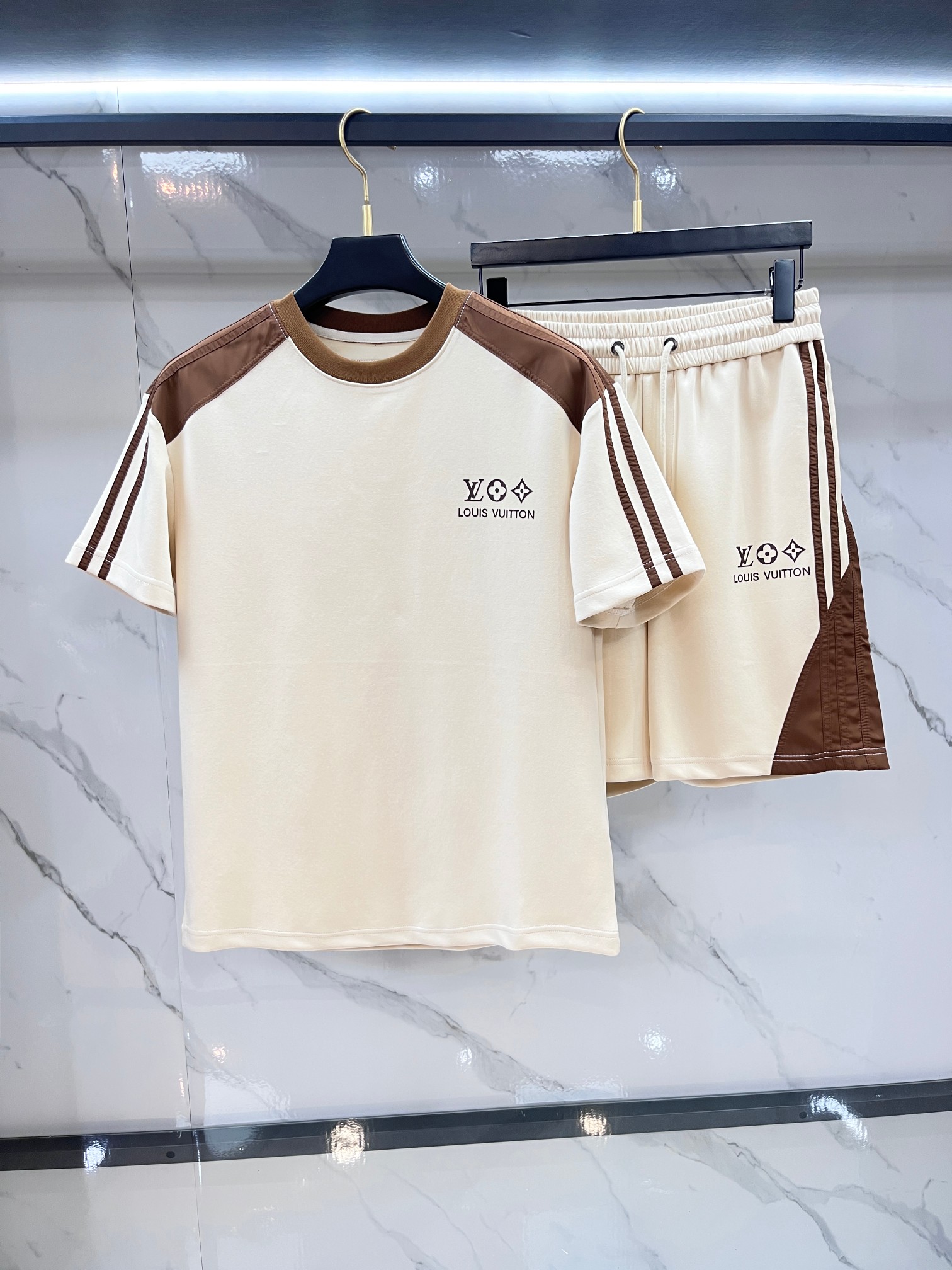 Lv 2026春夏最新款，男女同款，经典设计短袖T恤短裤套装，微扩版型，定制空气层面料，手感柔软，穿着舒