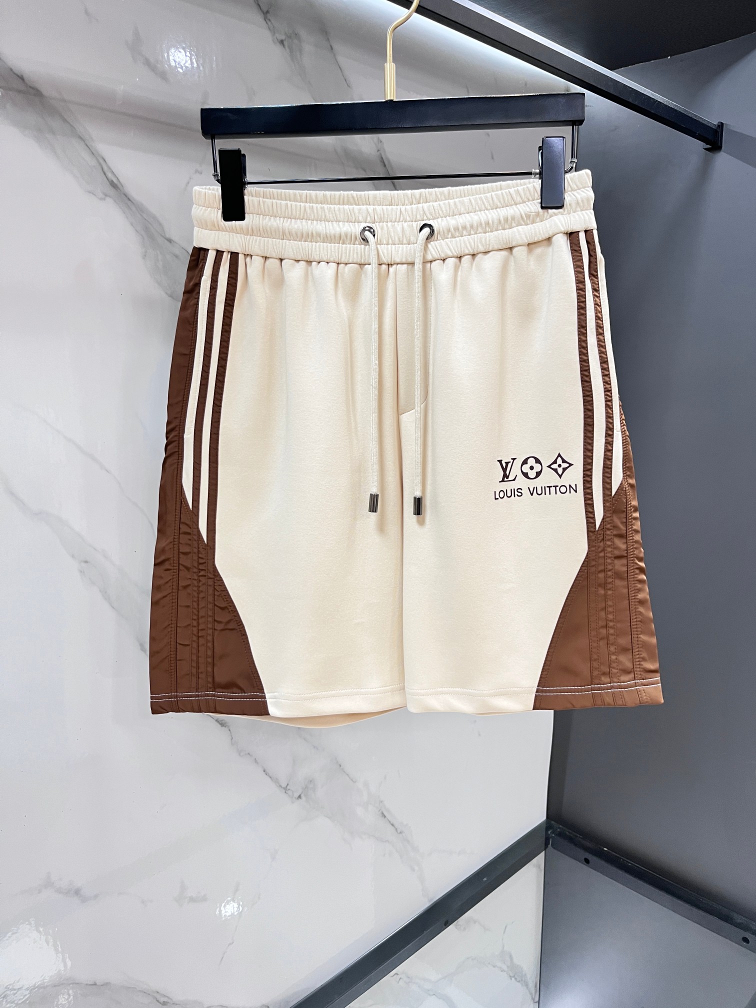 Lv 2026春夏最新款，男女同款，经典设计短袖T恤短裤套装，微扩版型，定制空气层面料，手感柔软，穿着舒