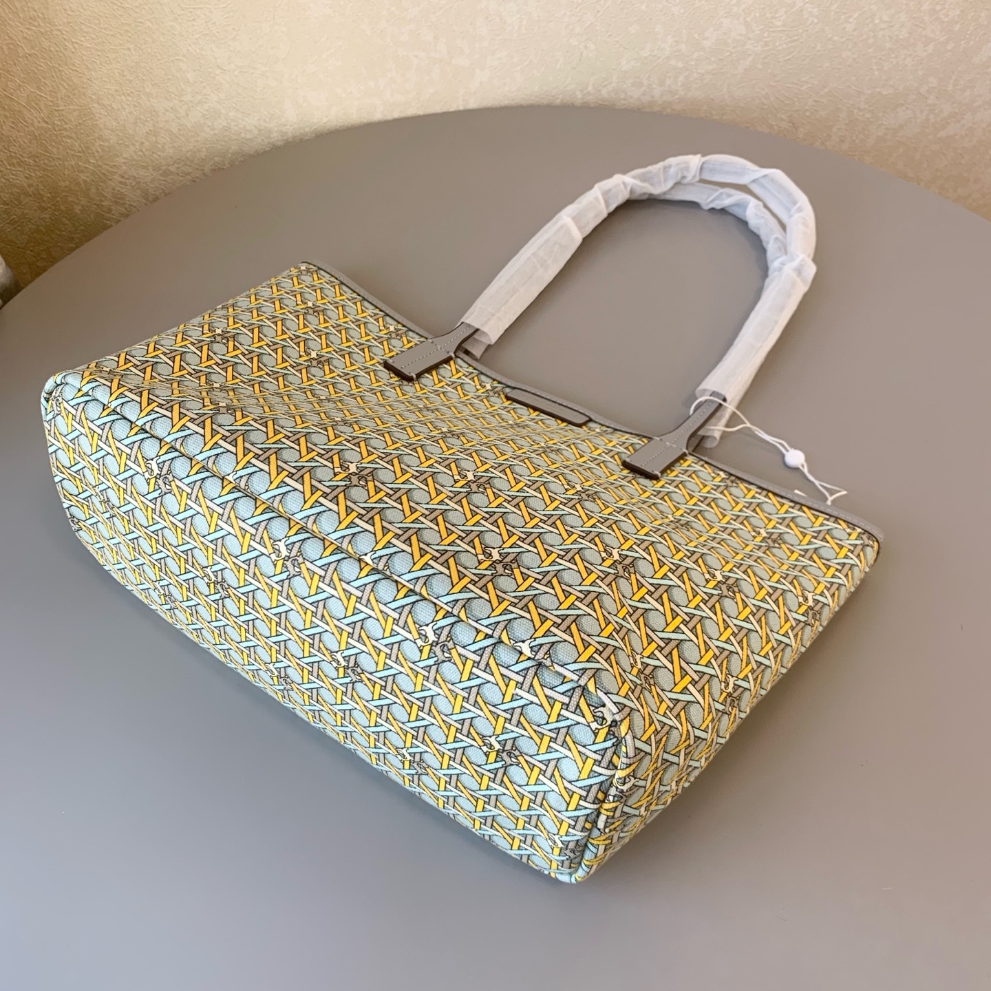 Tory Burch 大小号Tory burch托特包， 防水涂层帆布材质，磁扣封口设计，容量大，非常轻便实用