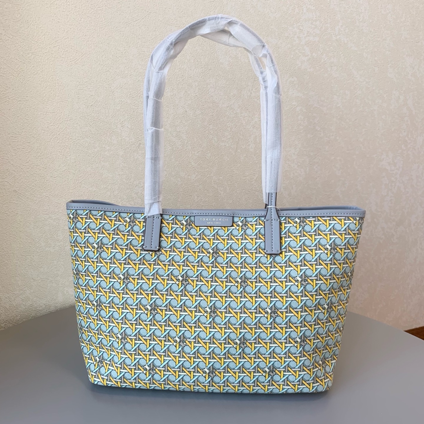 Tory Burch 大小号Tory burch托特包， 防水涂层帆布材质，磁扣封口设计，容量大，非常轻便实用