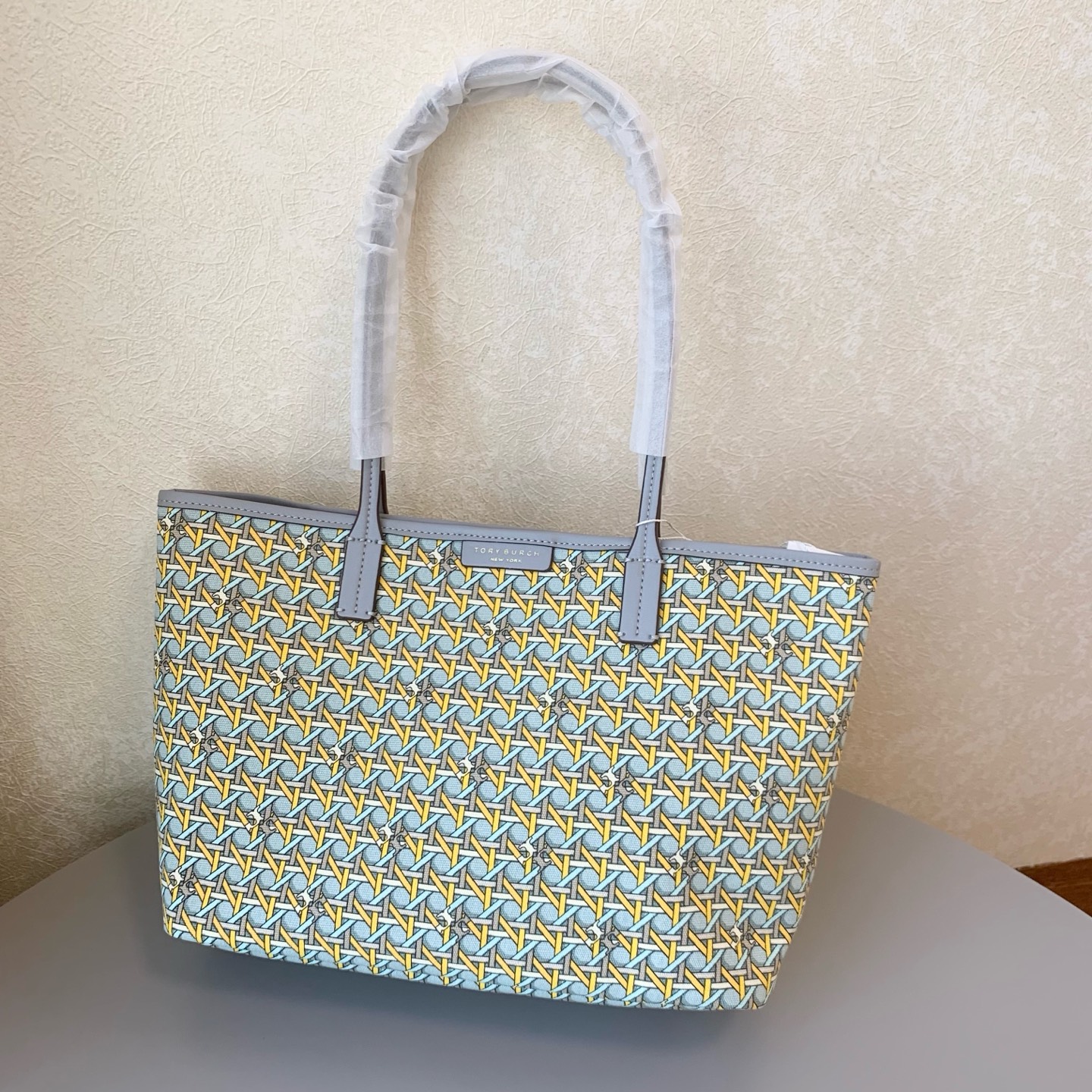 Tory Burch 大小号Tory burch托特包， 防水涂层帆布材质，磁扣封口设计，容量大，非常轻便实用