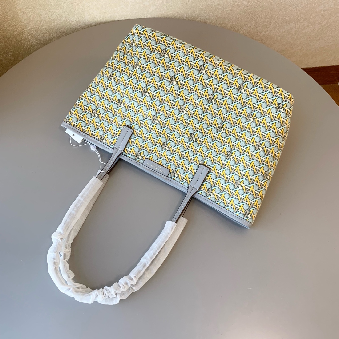 Tory Burch 大小号Tory burch托特包， 防水涂层帆布材质，磁扣封口设计，容量大，非常轻便实用