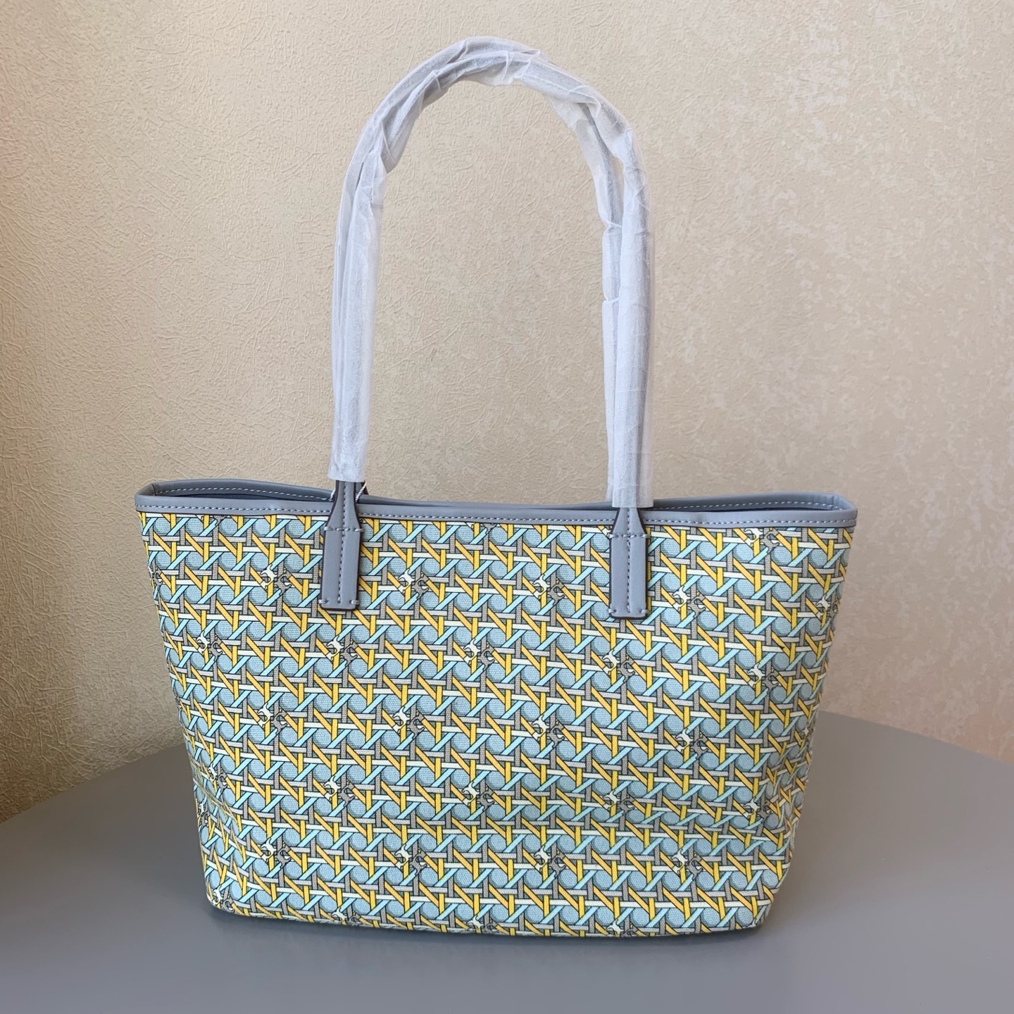 Tory Burch 大小号Tory burch托特包， 防水涂层帆布材质，磁扣封口设计，容量大，非常轻便实用