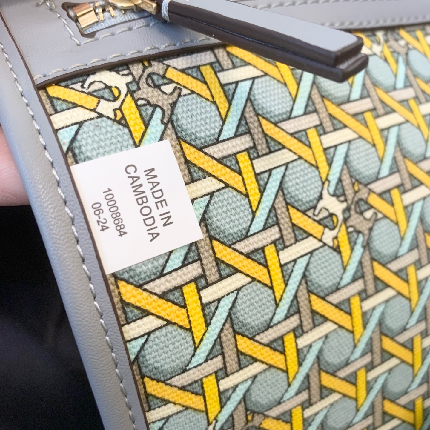 Tory Burch 大小号Tory burch托特包， 防水涂层帆布材质，磁扣封口设计，容量大，非常轻便实用