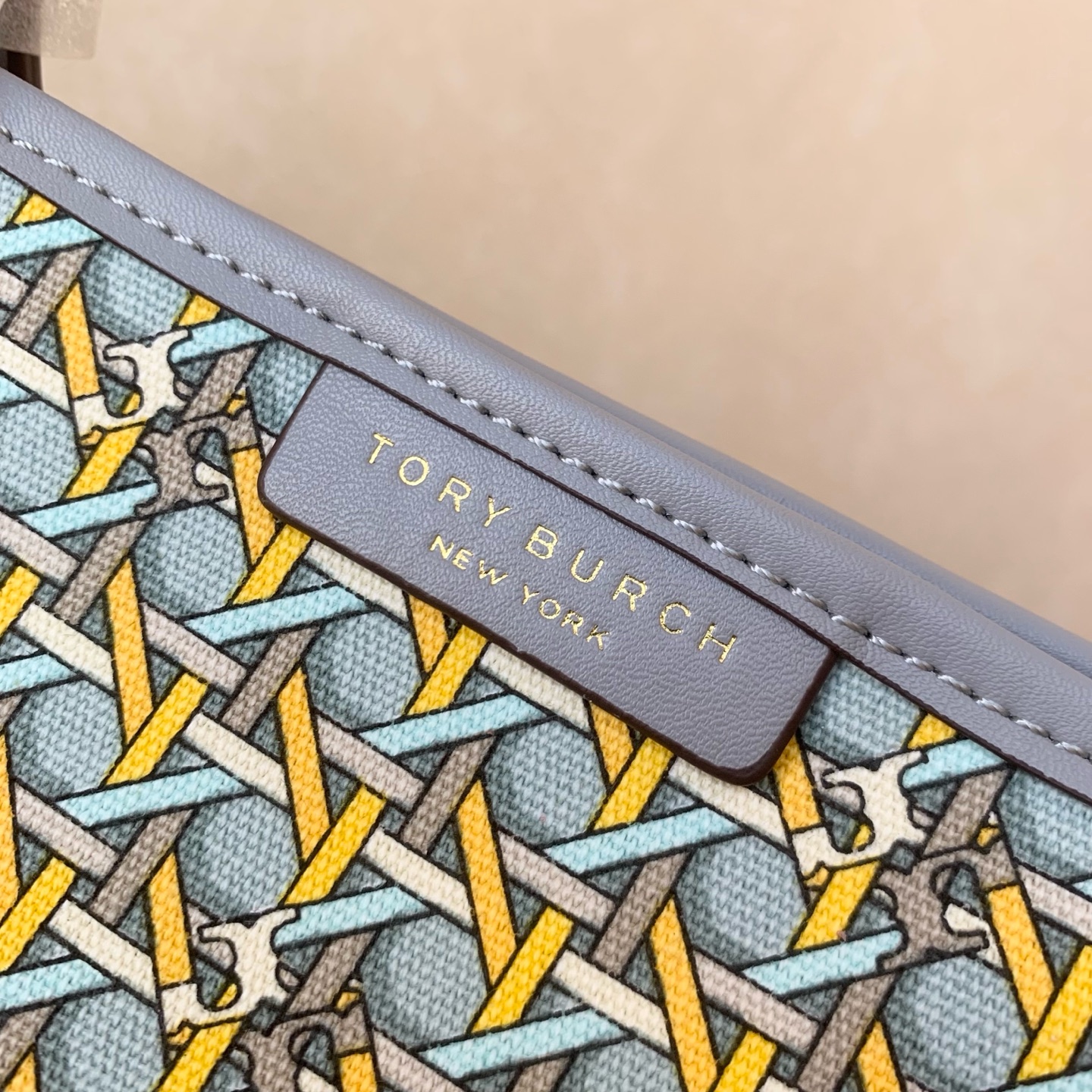 Tory Burch 大小号Tory burch托特包， 防水涂层帆布材质，磁扣封口设计，容量大，非常轻便实用