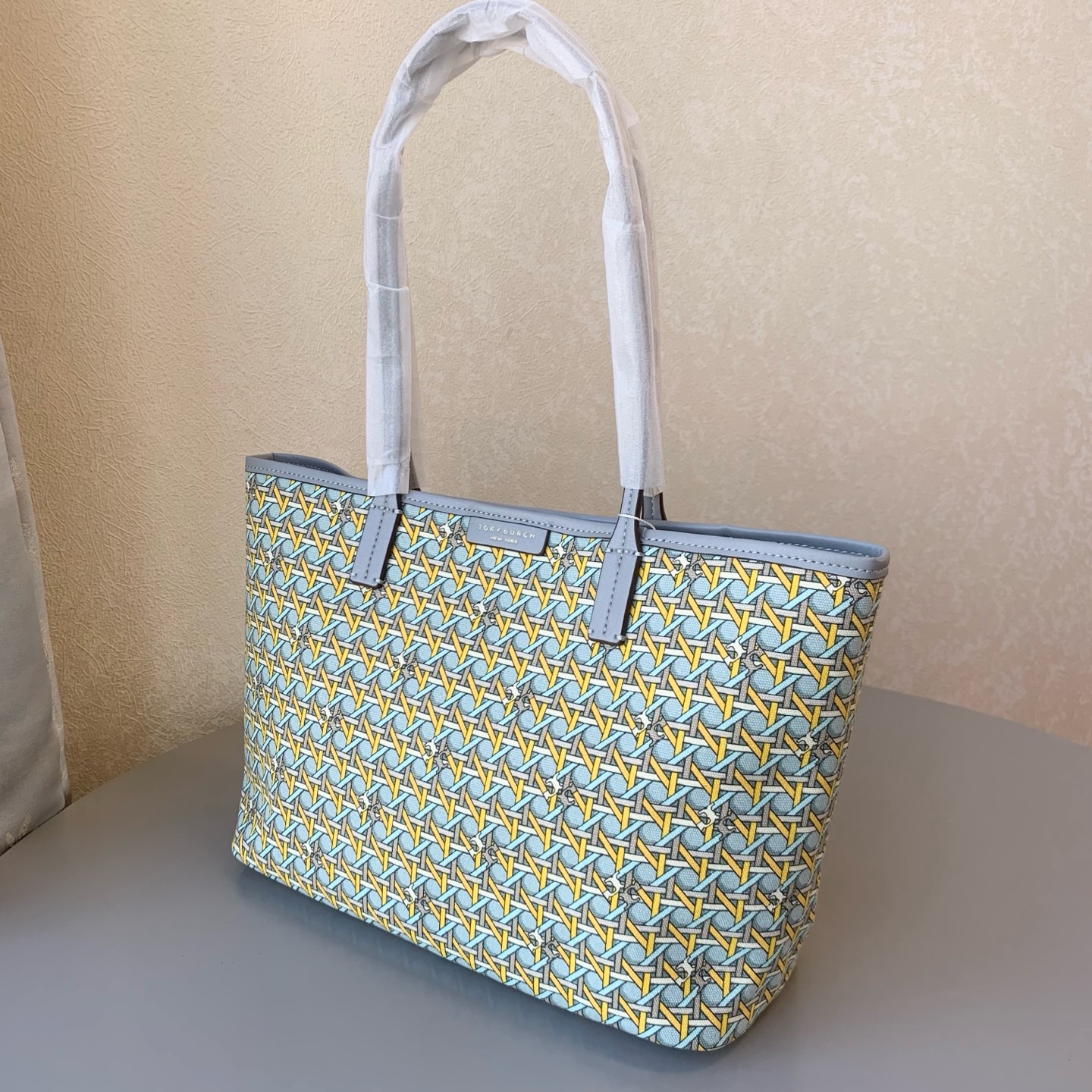 Tory Burch 大小号Tory burch托特包， 防水涂层帆布材质，磁扣封口设计，容量大，非常轻便实用