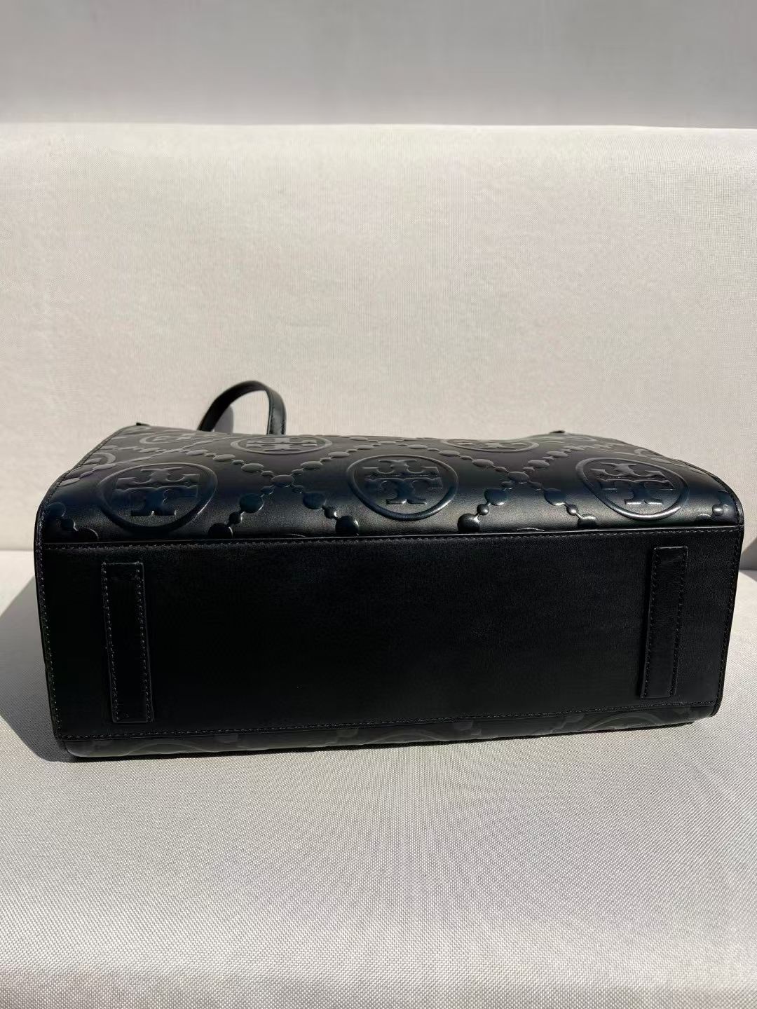 Tory Burch TB最新新 T MONOGRAM 压花托特包 T Monogram 图案 搭配压花皮革