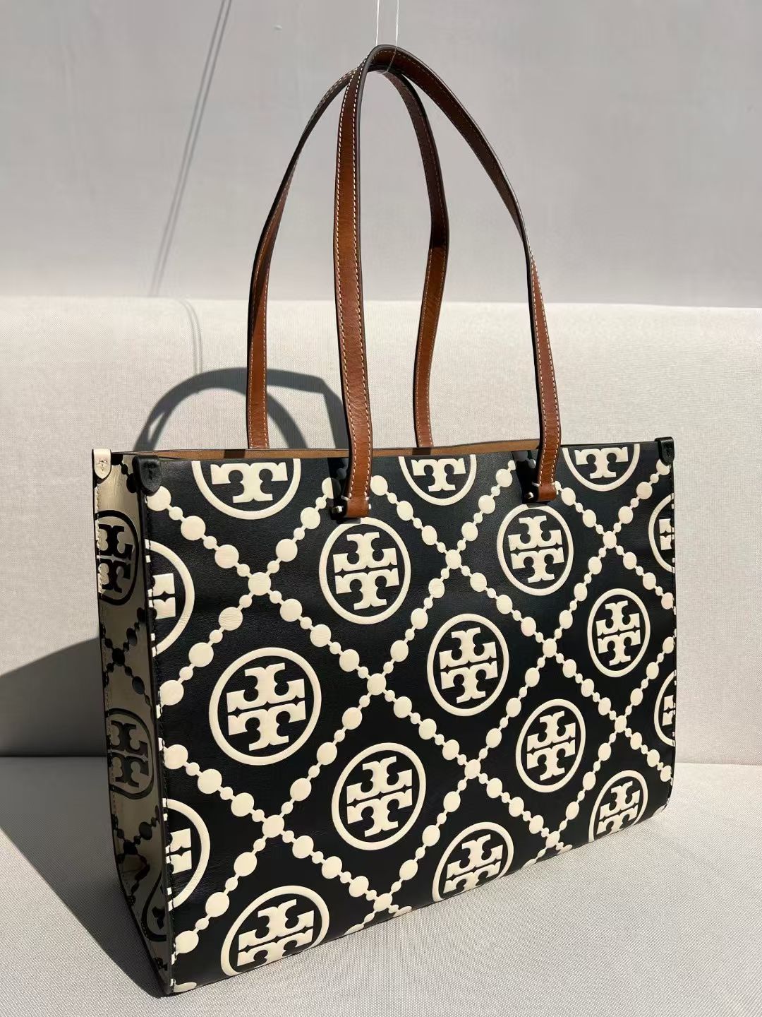 Tory Burch TB最新新 T MONOGRAM 压花托特包 T Monogram 图案 搭配压花皮革