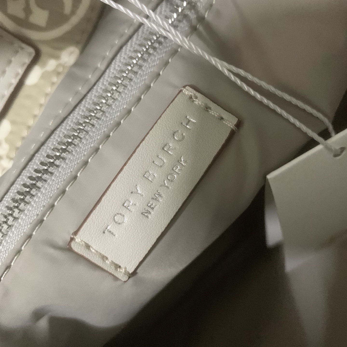 Tory Burch tb新款马年系列托特包，灰色系搭配紫色骏马。超美超有气质，寓意马上有钱 ，马上有福，马上成功，送人自用都很合适