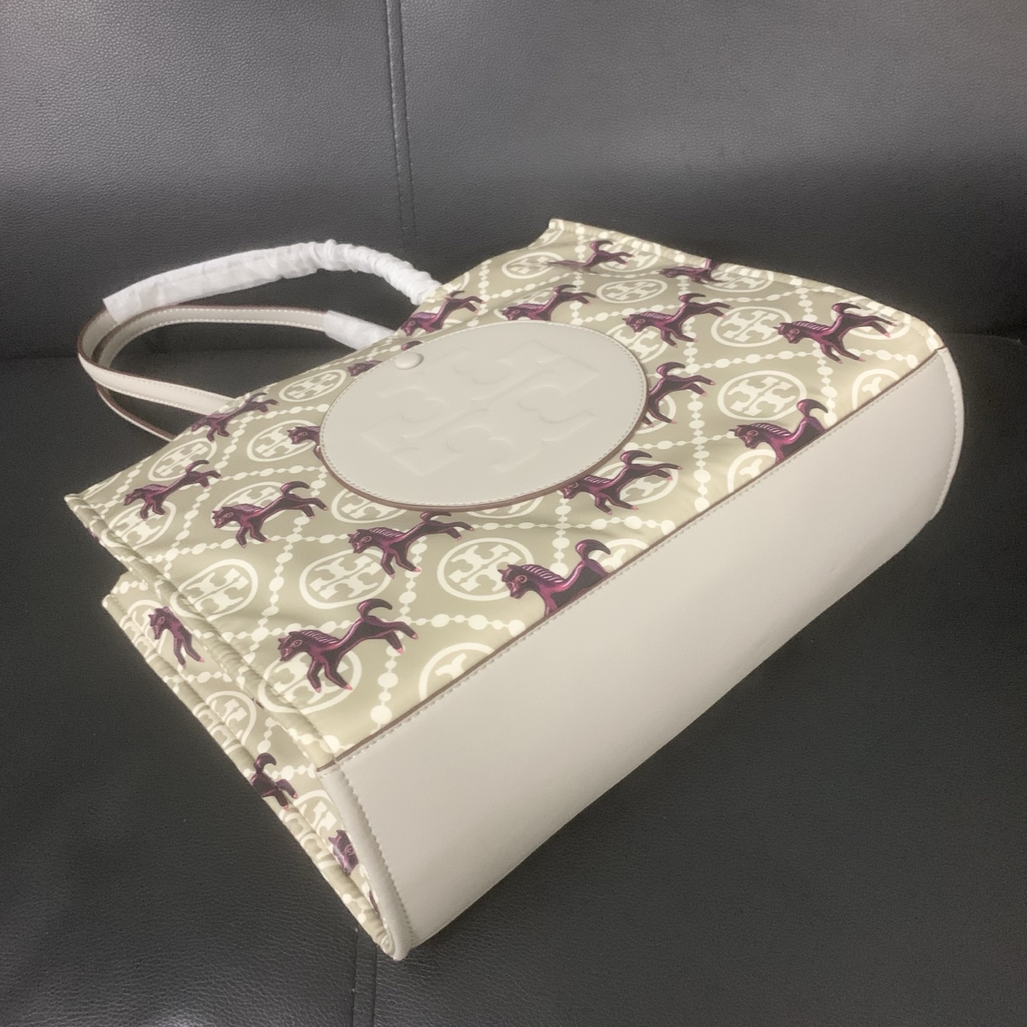 Tory Burch tb新款马年系列托特包，灰色系搭配紫色骏马。超美超有气质，寓意马上有钱 ，马上有福，马上成功，送人自用都很合适