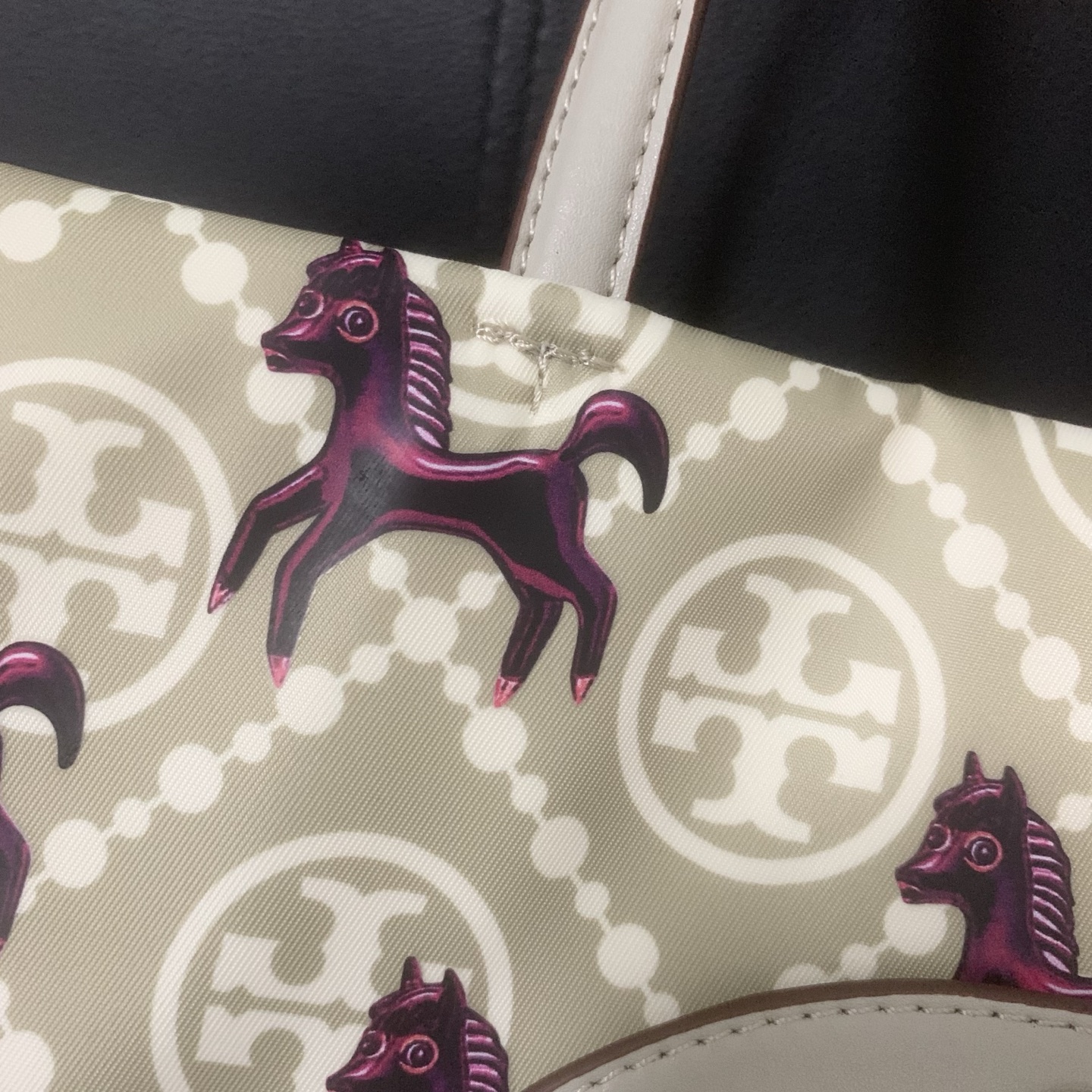 Tory Burch tb新款马年系列托特包，灰色系搭配紫色骏马。超美超有气质，寓意马上有钱 ，马上有福，马上成功，送人自用都很合适