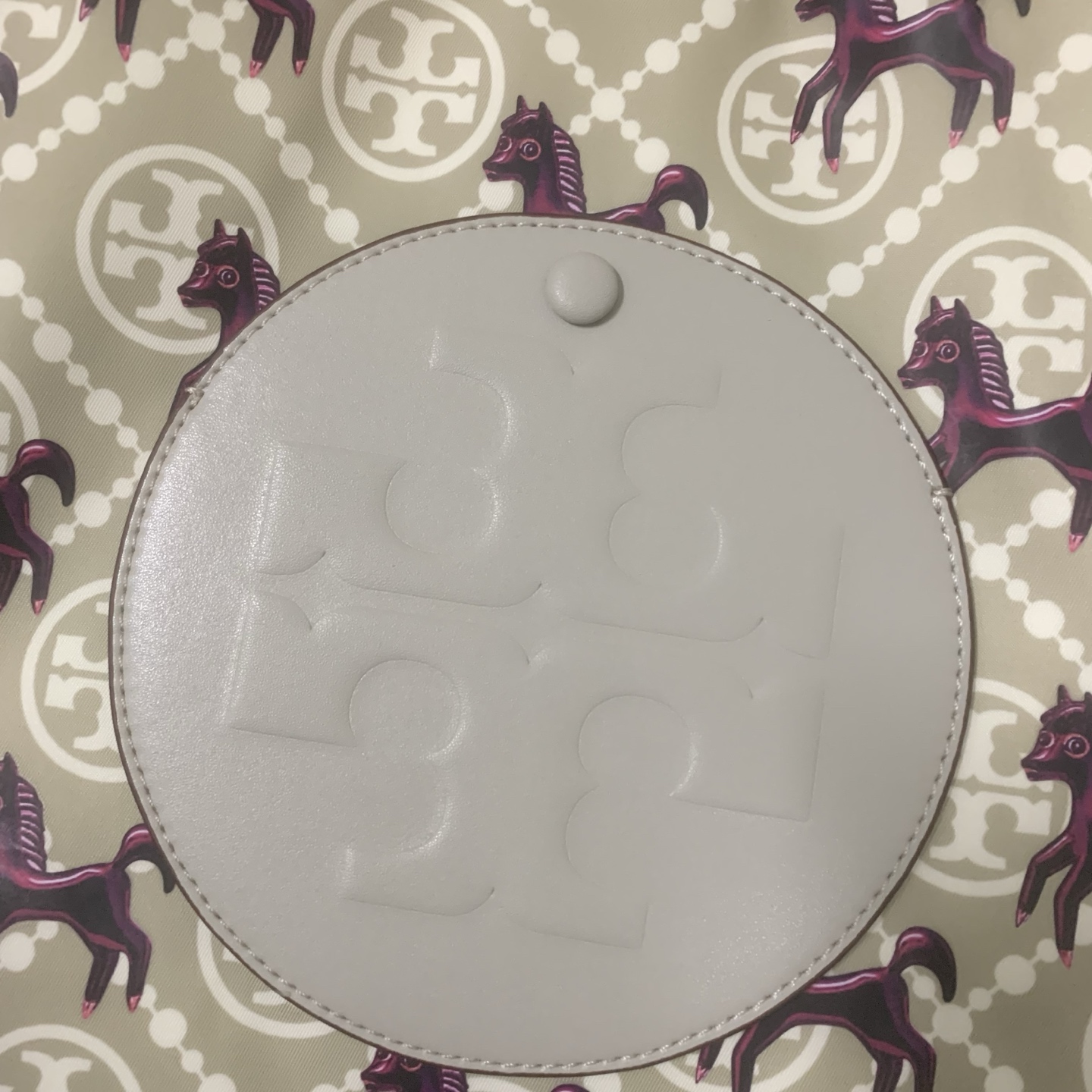 Tory Burch tb新款马年系列托特包，灰色系搭配紫色骏马。超美超有气质，寓意马上有钱 ，马上有福，马上成功，送人自用都很合适