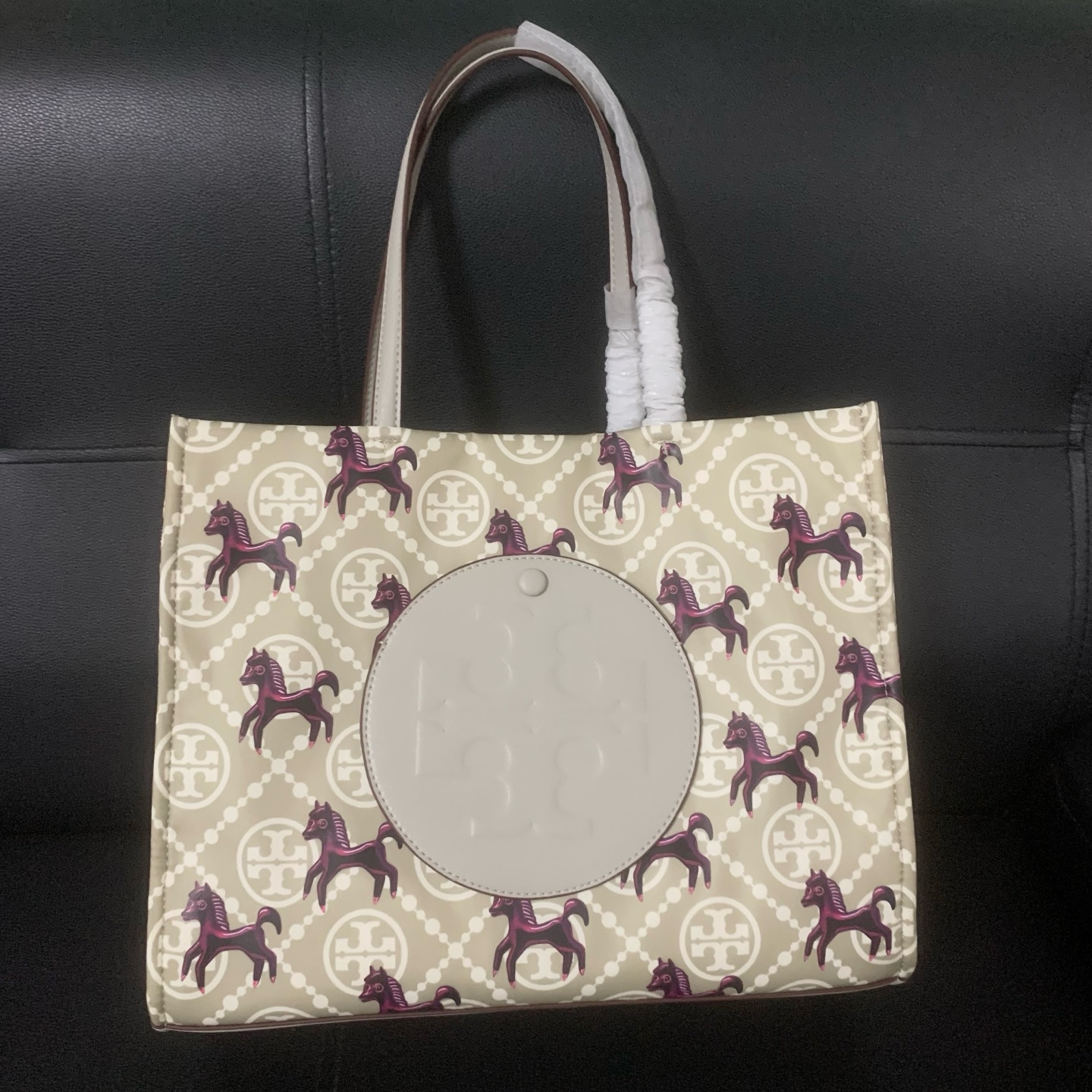Tory Burch tb新款马年系列托特包，灰色系搭配紫色骏马。超美超有气质，寓意马上有钱 ，马上有福，马上成功，送人自用都很合适