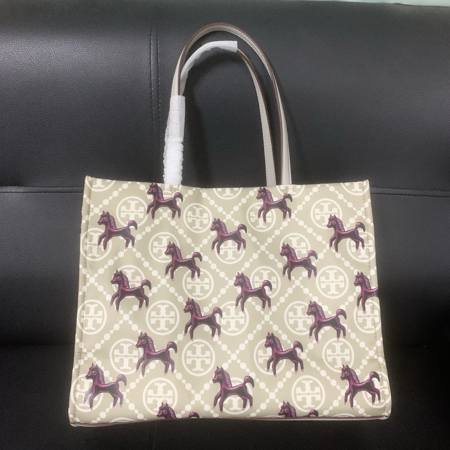 Tory Burch tb新款马年系列托特包，灰色系搭配紫色骏马。超美超有气质，寓意马上有钱 ，马上有福，马上成功，送人自用都很合适
