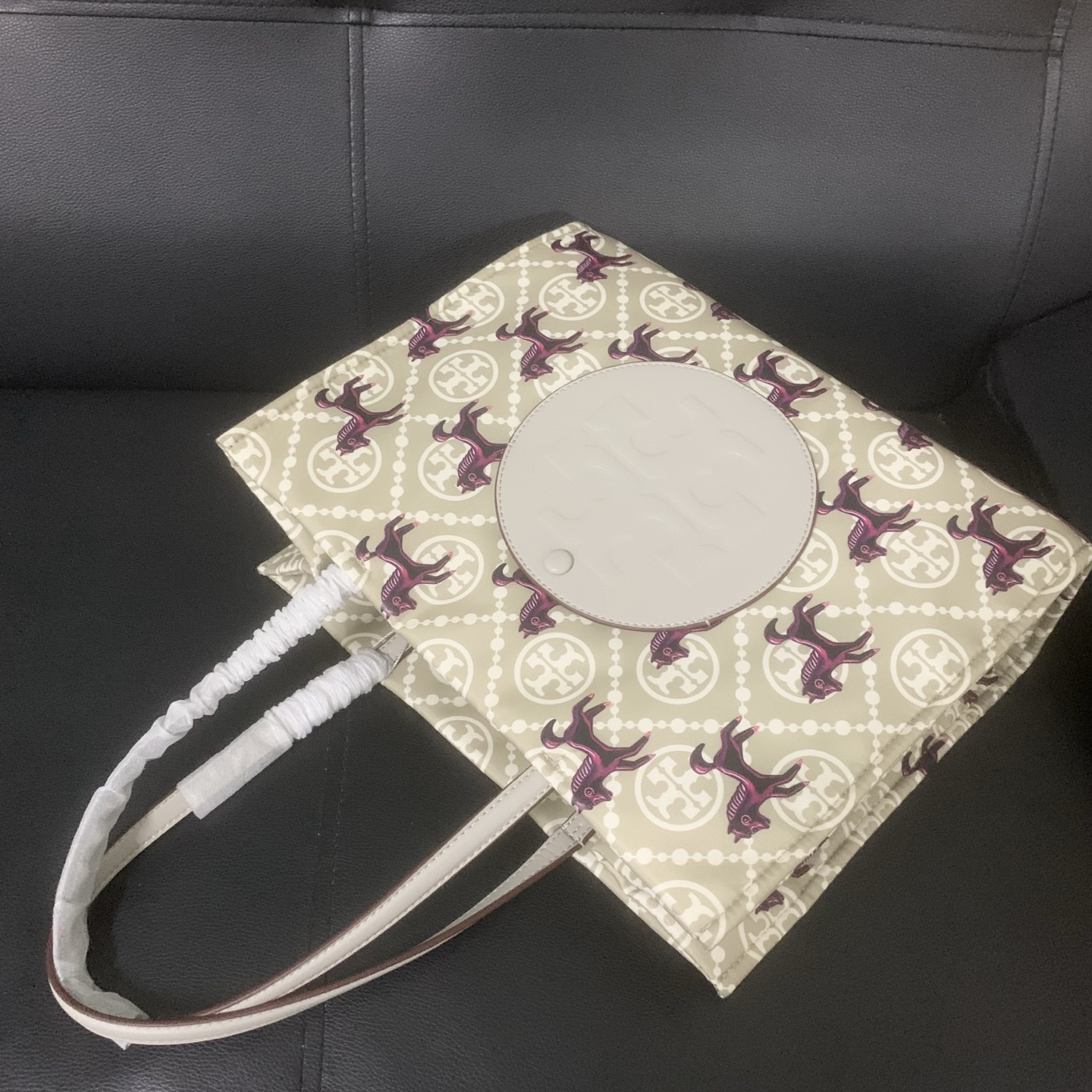 Tory Burch tb新款马年系列托特包，灰色系搭配紫色骏马。超美超有气质，寓意马上有钱 ，马上有福，马上成功，送人自用都很合适
